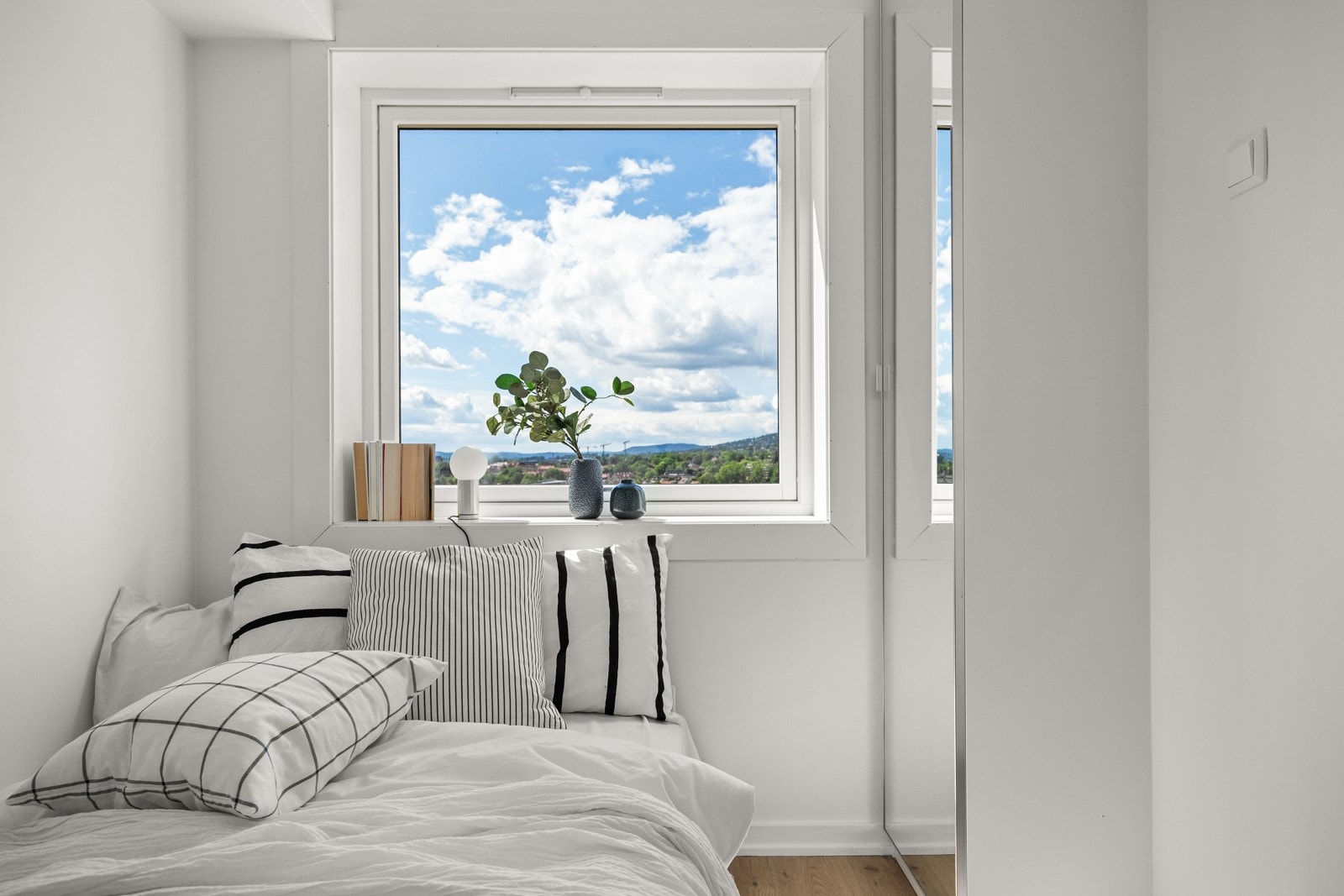 Leiligheten har et lyst og koselig soverom med den samme fine utsikten som i stuen. Galleribilde