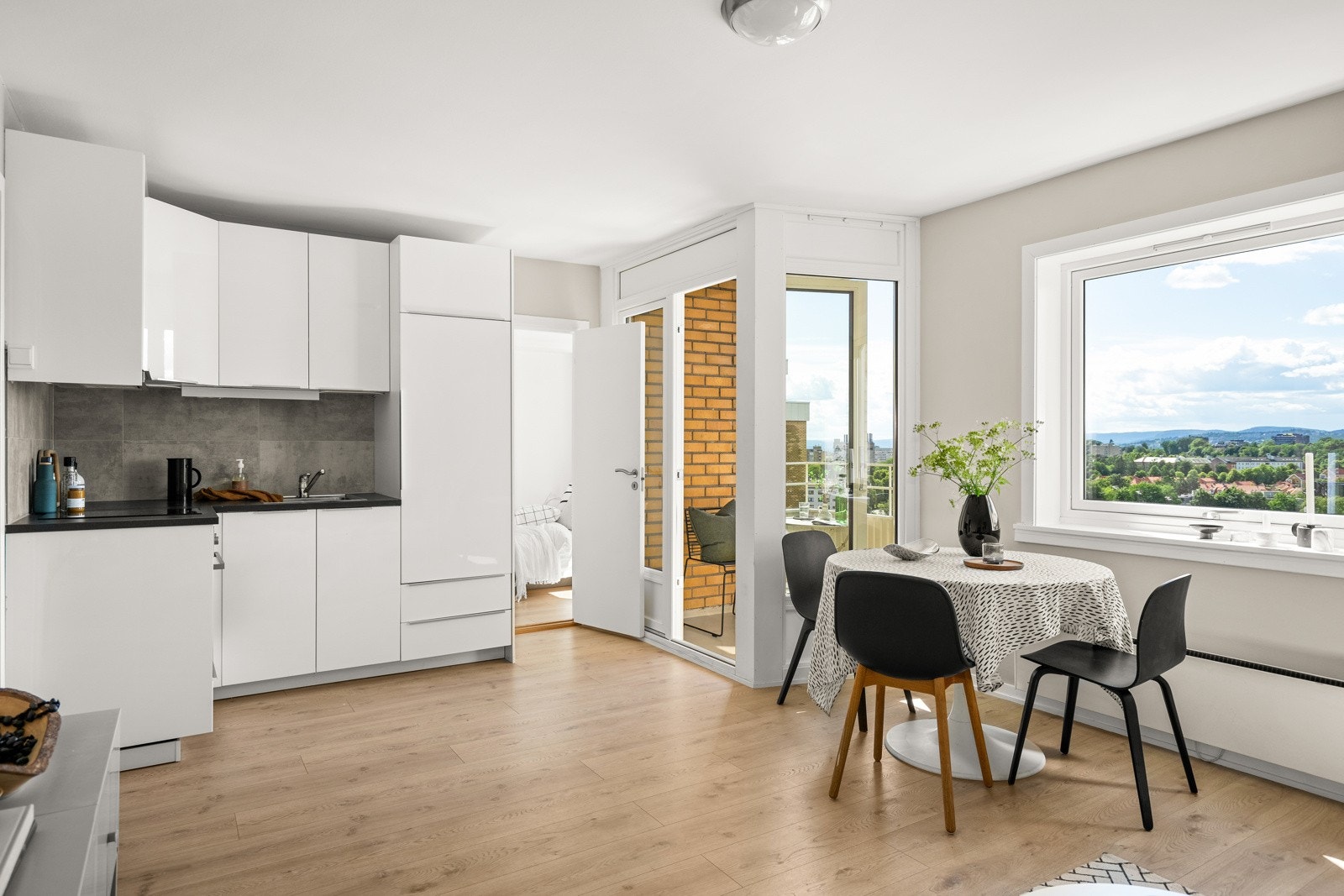 En lys og moderne oppusset 2-roms leilighet med solrik vestvendt balkong og fantastisk utsikt! Galleribilde