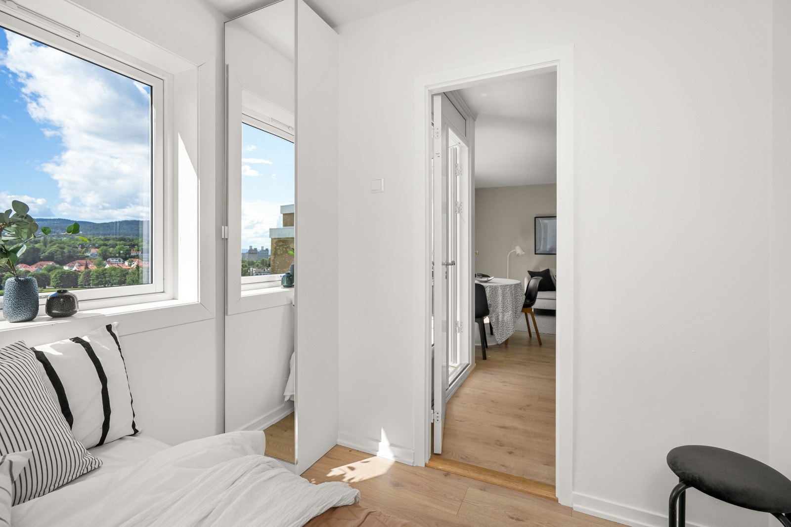 På soverommet er det plass til seng og oppbevaringsplass i medfølgende garderobeskap med speildør. Galleribilde