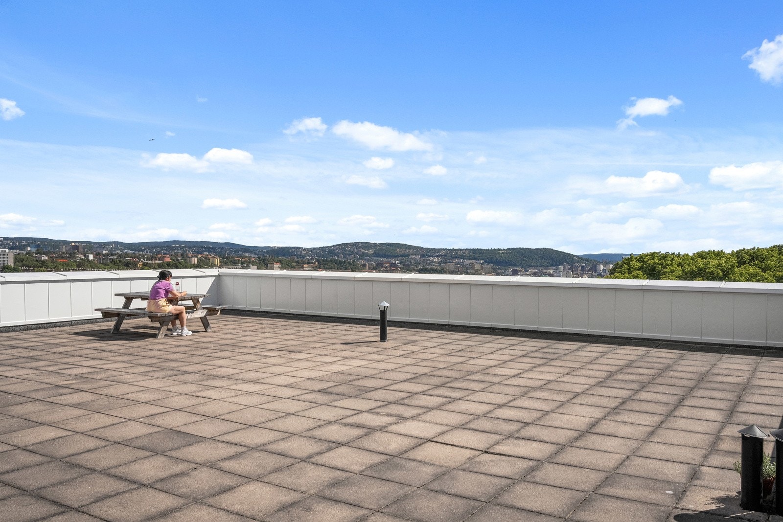 Som beboer har du også tilgang til en stor felles takterrasse. På takterrassen er det sol hele dagen og fantastisk flott utsikt! Galleribilde