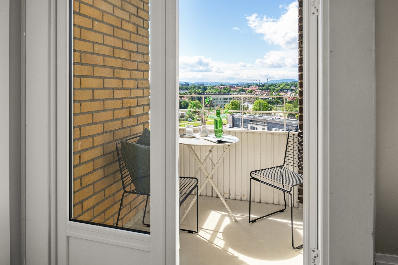 Beliggenheten i byggets 8. etasje med flere store vindusflater sørger for rikelig med naturlig lys. Galleribilde