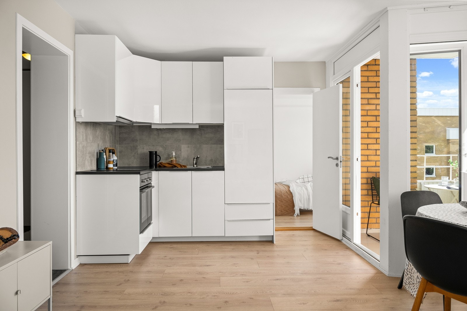 Kjøkkenet ligger i en fin, sosial og åpen løsning med stuen. Galleribilde