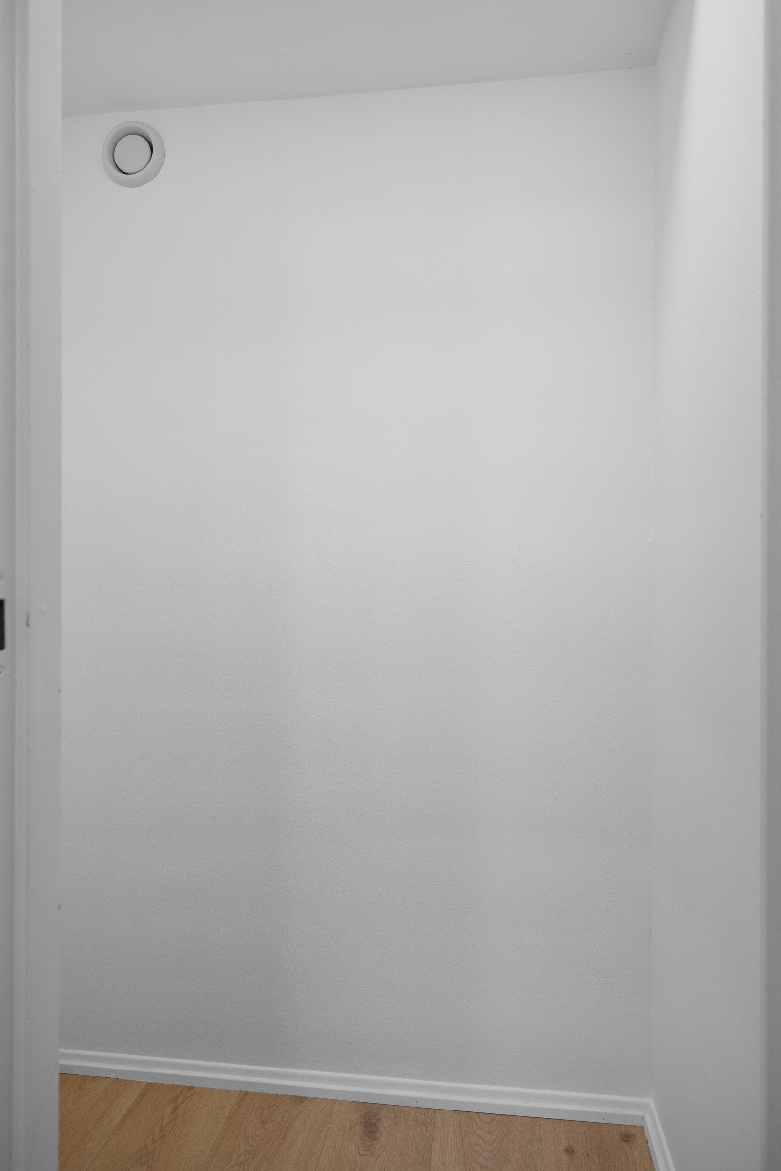 Fra entréen har du også adkomst til en praktisk innvendig bod med gode lagringsmuligheter. I tillegg disponeres en ekstern bod på ca. 1,2m². Galleribilde