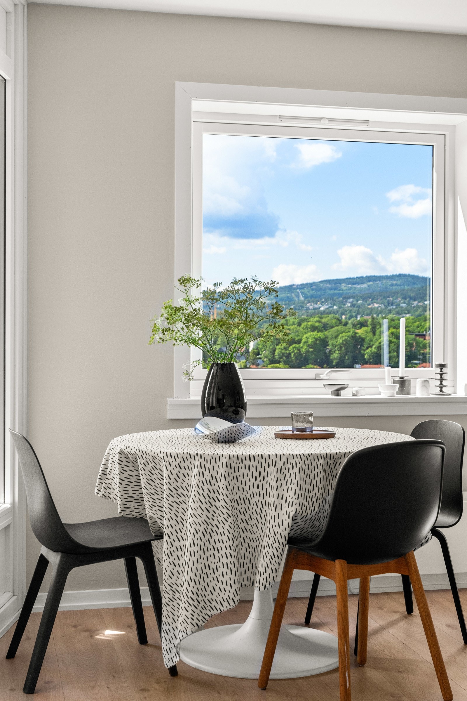 Store vindusflater og flott utsikt! Galleribilde