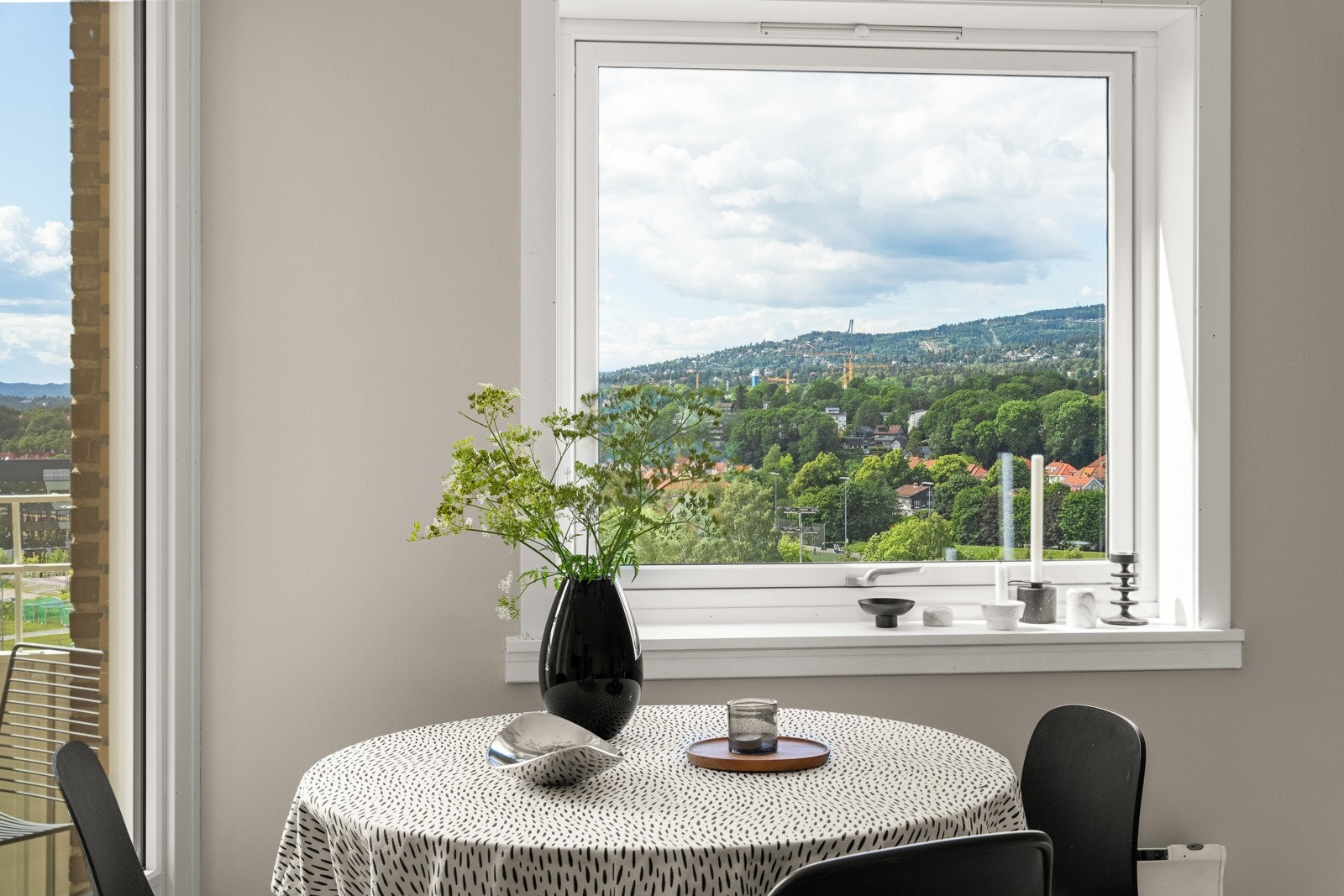 Alle vinduene i leiligheten var nye i 2022. Galleribilde