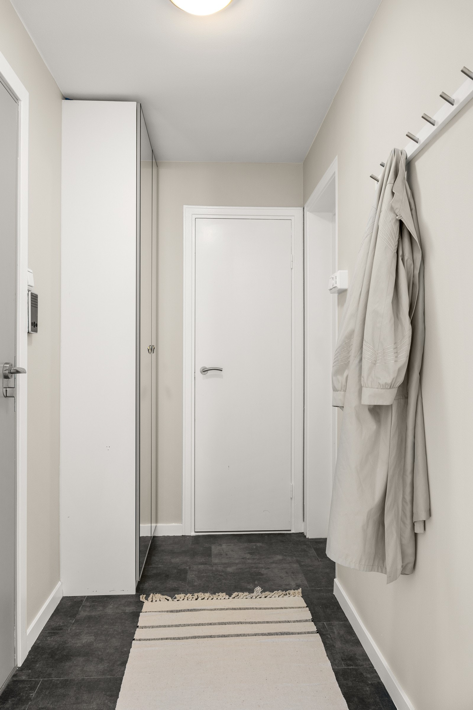 I entréen har du plass til sko og yttertøy i garderobeskap med speildører, samt ytterligere plass til oppheng og skoskap. Galleribilde