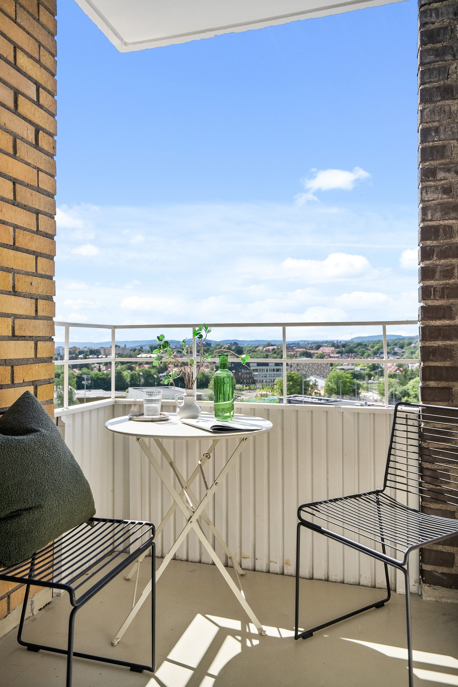 Beliggenheten i høyden og mot vest sørger for gode solforhold. Siden balkongen er inntrukket sitter du godt skjermet for både innsyn og vind. Galleribilde