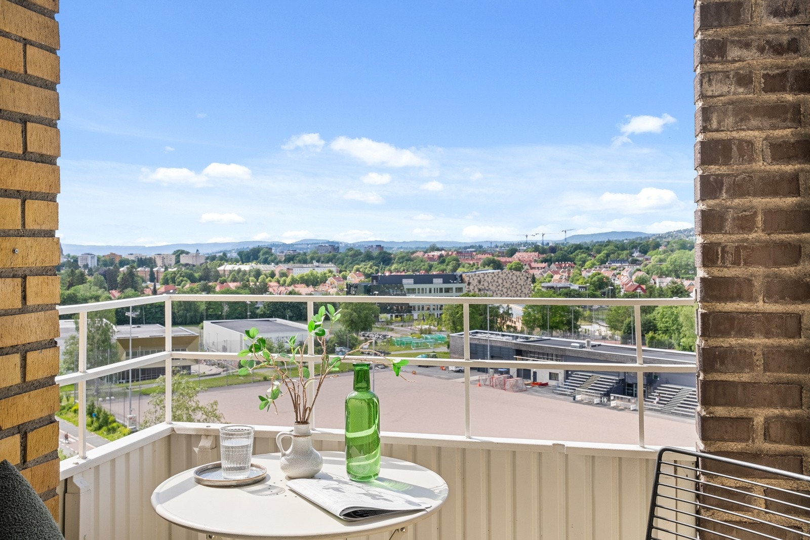 Fra stuen har du utgang til en herlig og solrik vestvendt balkong på ca. 3m². Galleribilde