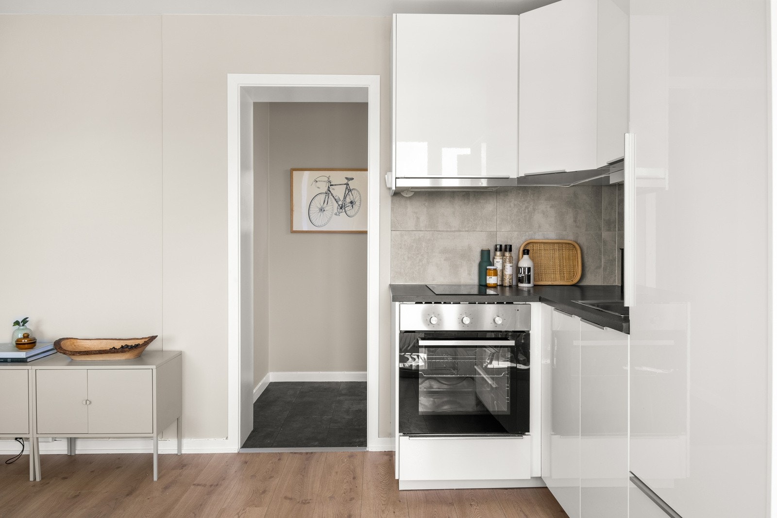 Kjøkkenet er utstyrt med integrerte hvitevarer som nedfelt platetopp, stekeovn og kjøleskap med frysedel. Alle hvitevarer medfølger. Galleribilde