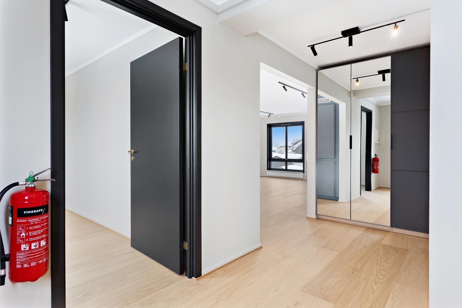 Entre / hall med speilgarderobe - ny 1-stavs parkett Galleribilde