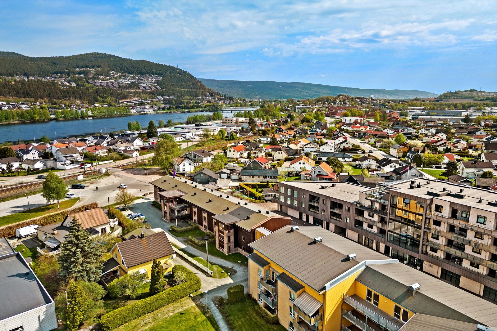 Noen avstander med tog: 10 minutter til Drammen sentrum. 42 minutter til Nationalteateret. 31 minutter til Kongsberg Galleribilde