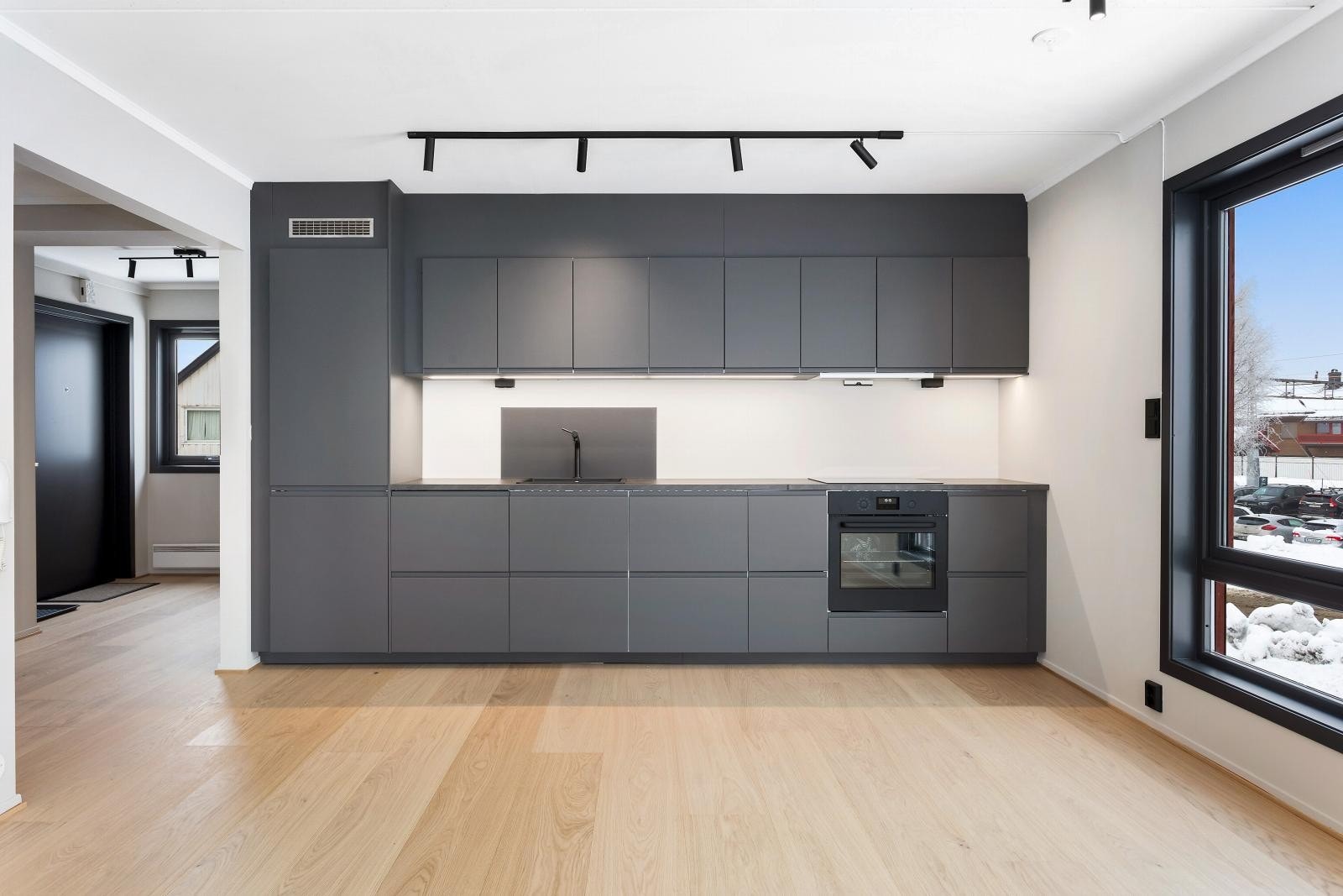 Integrerte hvitevarer i kjøkkeninnredningen - praktisk med vindu ved plass til spisestue - flott utsikt fra vinduet Galleribilde