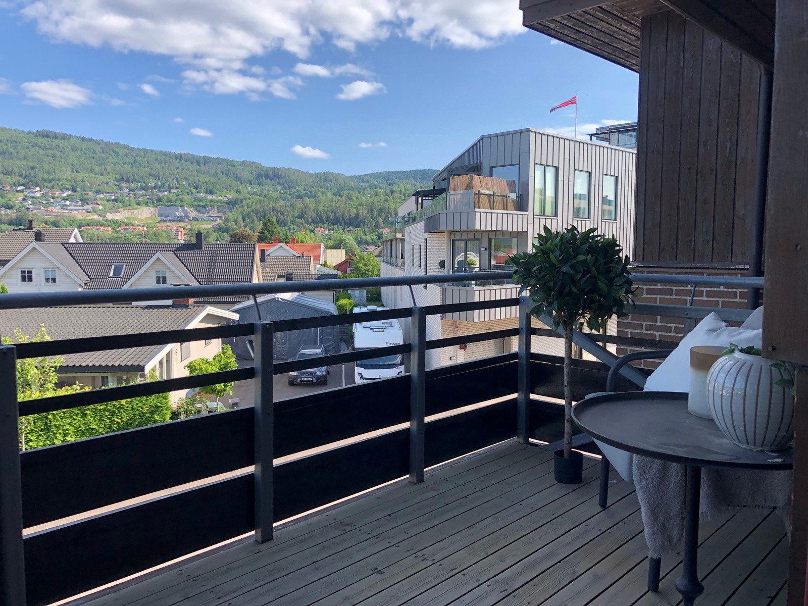 Fra stuen er det utgang til balkong med fin utsikt Galleribilde