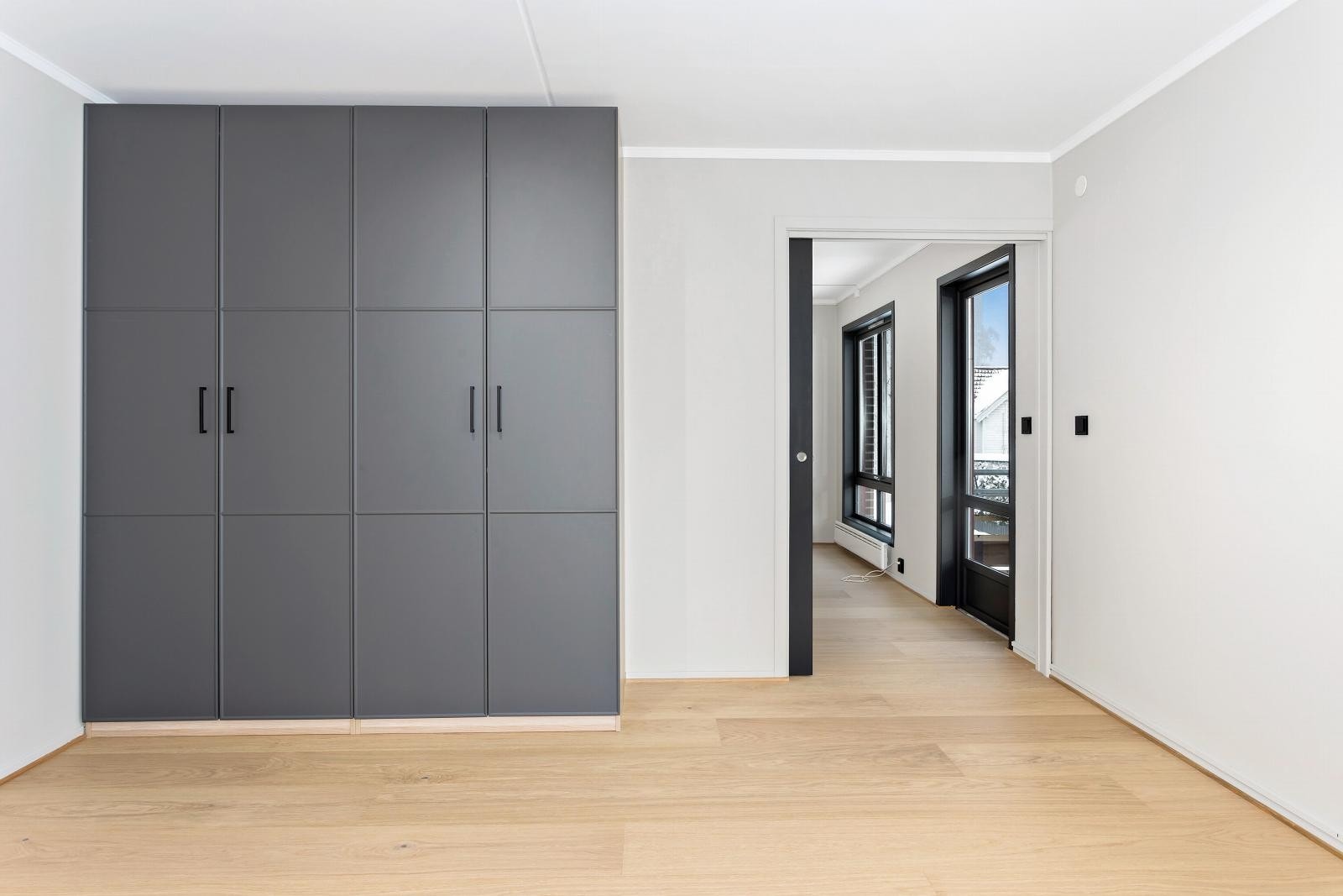 Ny garderobeløsning i hovedsoverom Galleribilde