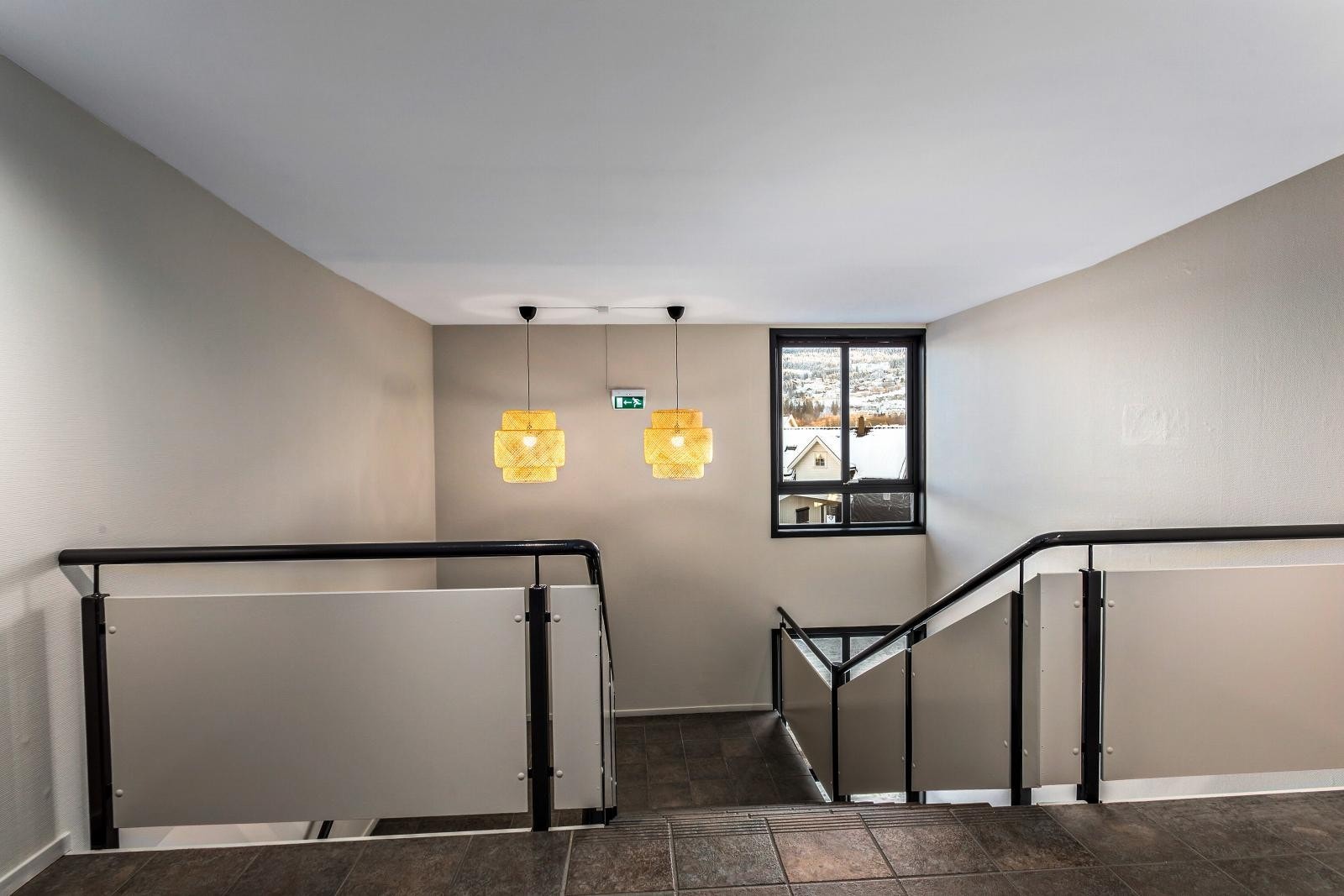 Pen standard i fellesganger og trapper - stor heis Galleribilde