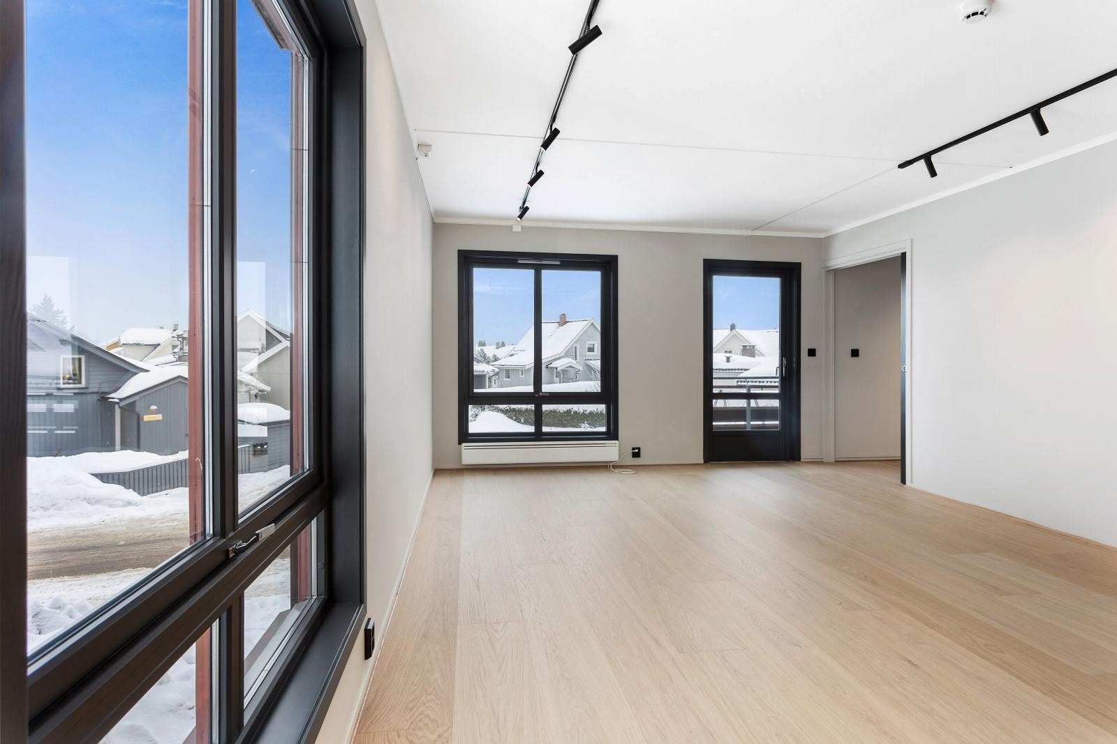 Stor stue med spisestue - nylagt 1-stavs parkett i hele leiligheten - alle tak og vegger er overflatebehandlet / nymalt Galleribilde