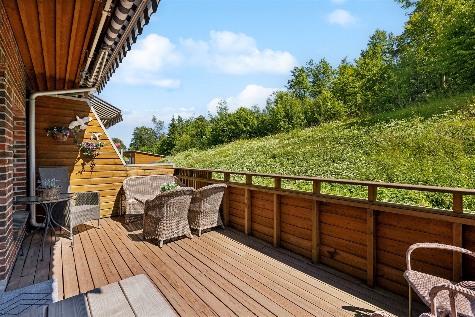 Leiligheten har en hyggelig terrasse på 15 kvm. Galleribilde