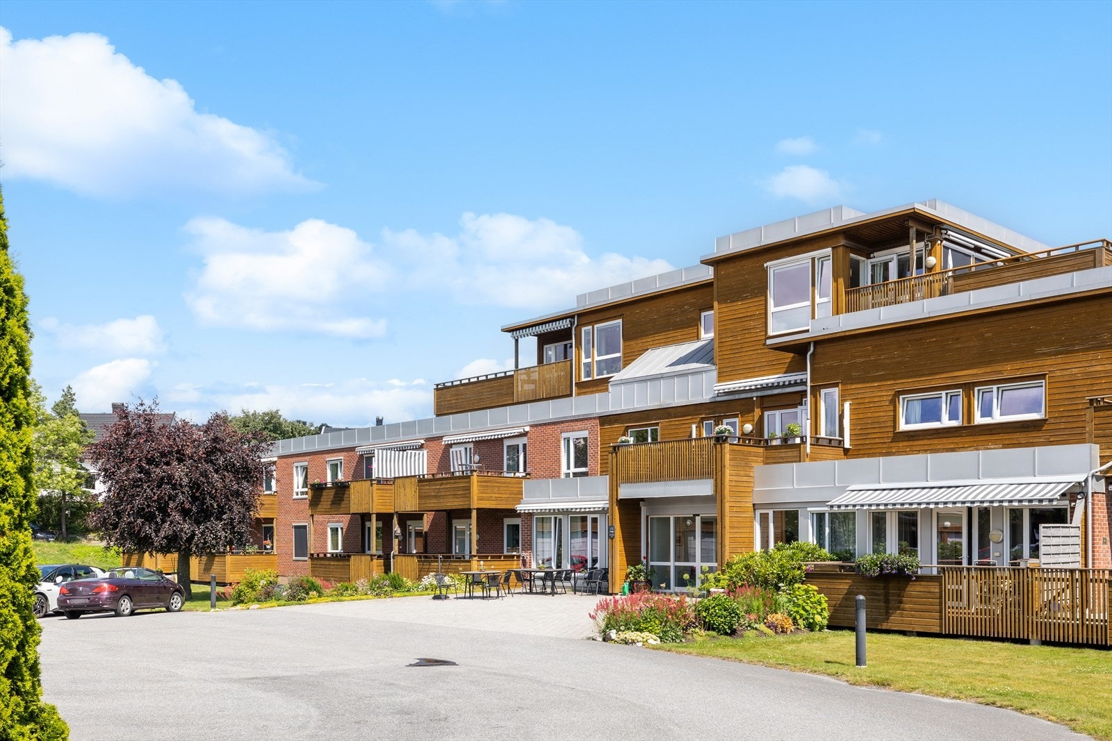 Vollene seniorsenter er for aldersgruppen 50+ og har fasiliteter som fellesstue, trimrom, verksted, hotellrom, m.m. Galleribilde