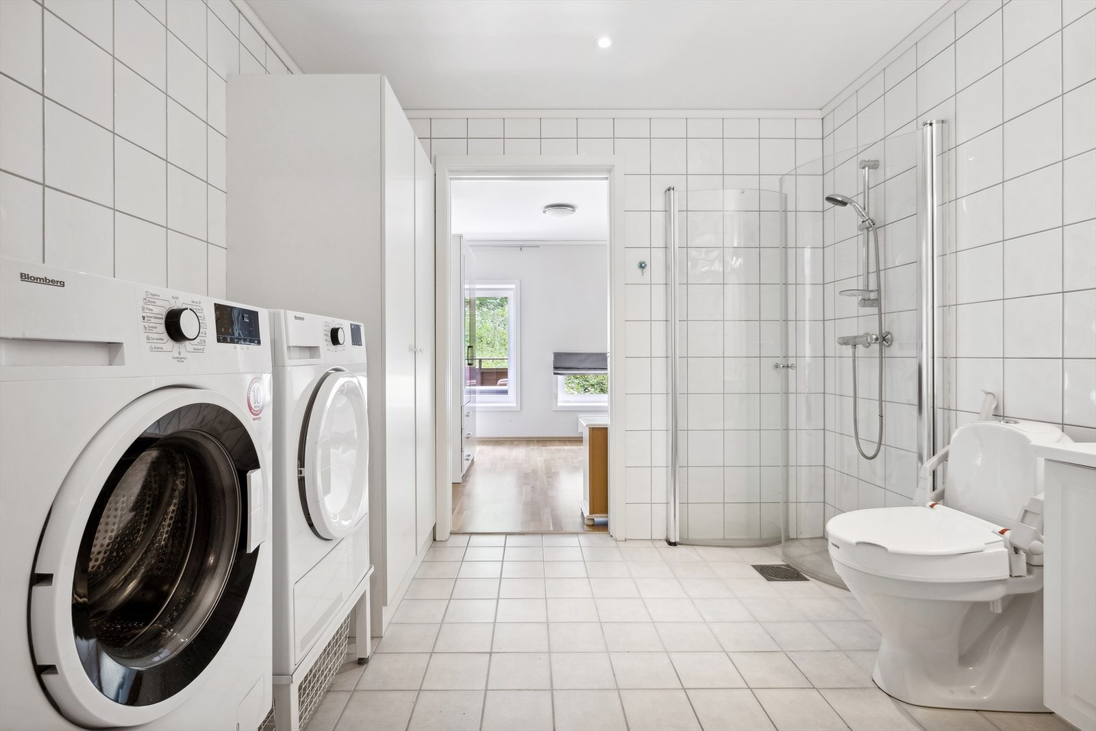 Helfliset bad med elektriske varmekabler. Opplegg til vaskemaskin på badet. Galleribilde