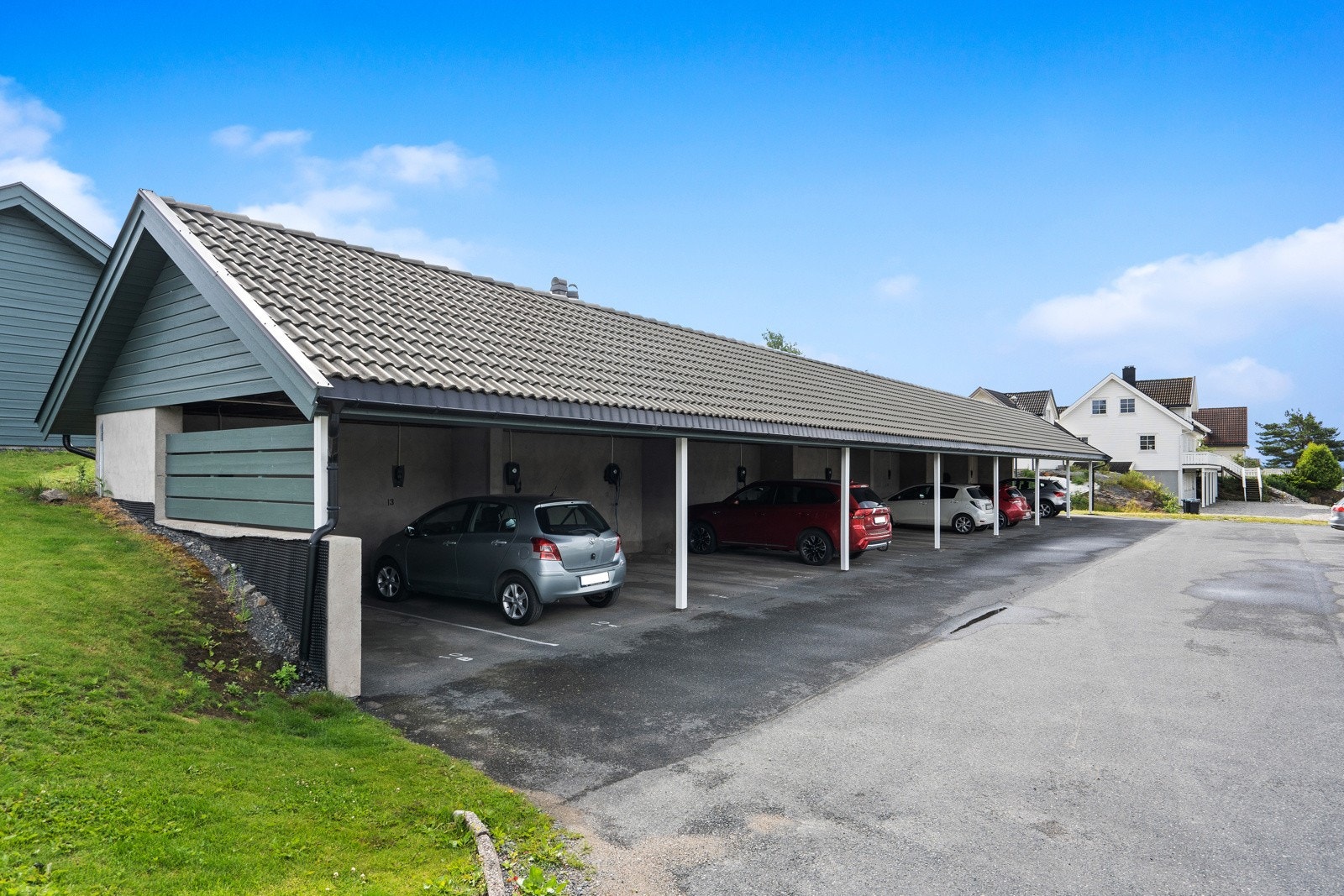 Leiligheten disponerer en parkeringsplass i felles carport samt en parkeringsplass på felles parkeringsplass. Galleribilde