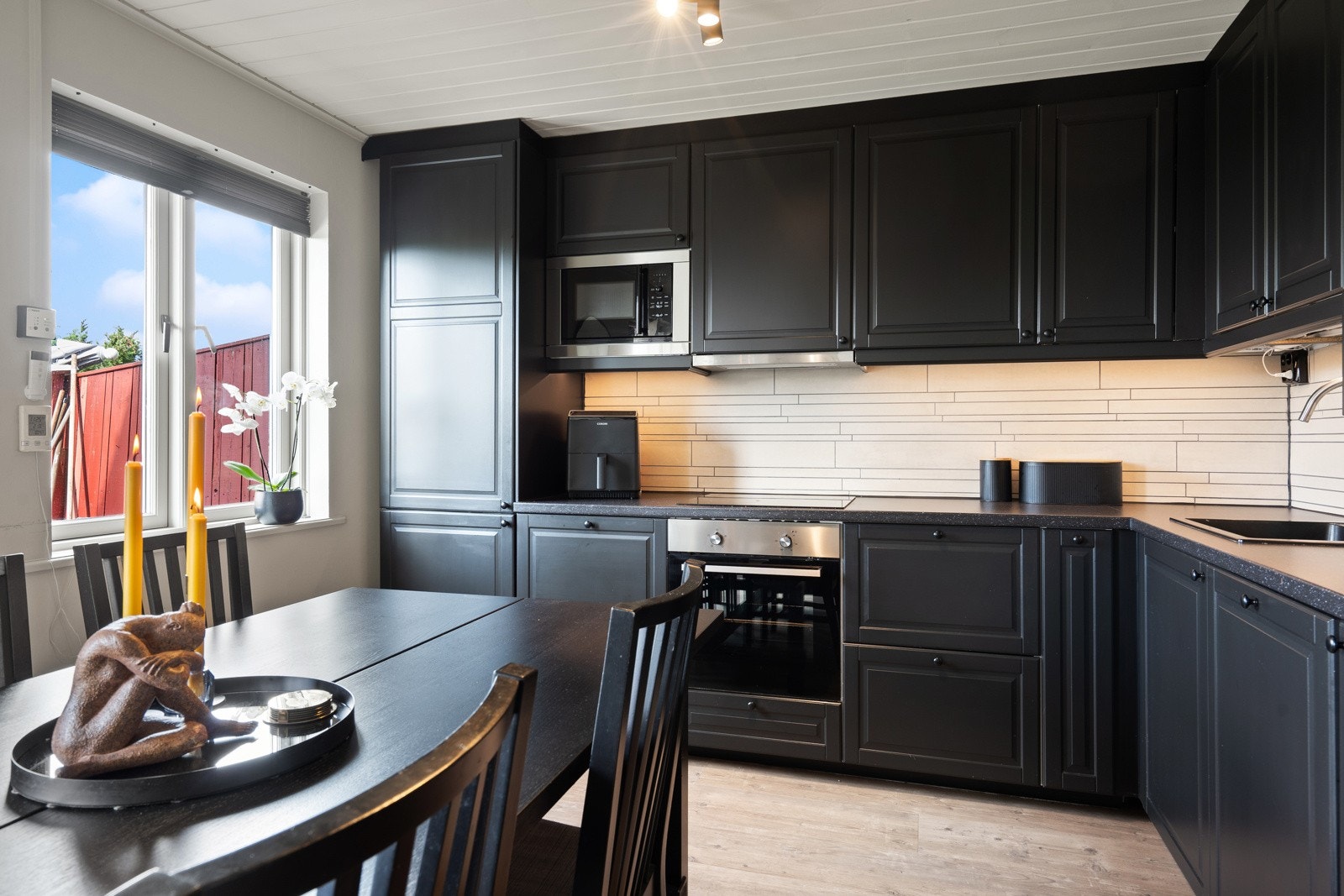 Det er integrerte hvitevarer som oppvaskmaskin, stekeovn med nedfelt induksjonstopp, mikrobølgeovn og kjøleskap med frysedel. Galleribilde