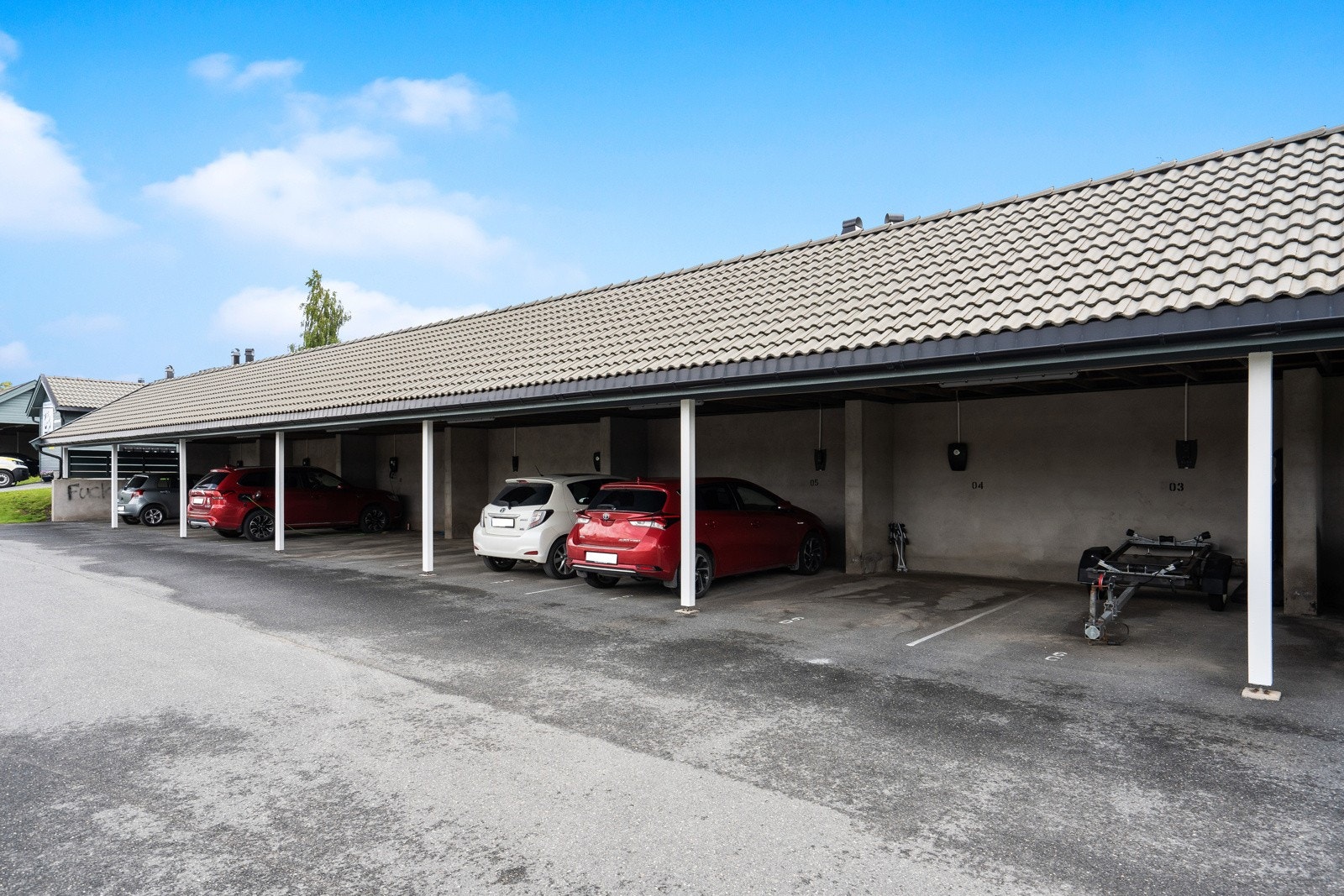 Det er mulighet for etablering av ladeboks til elbil/hybrid i carport. Kostnader for dette må påregnes. Galleribilde