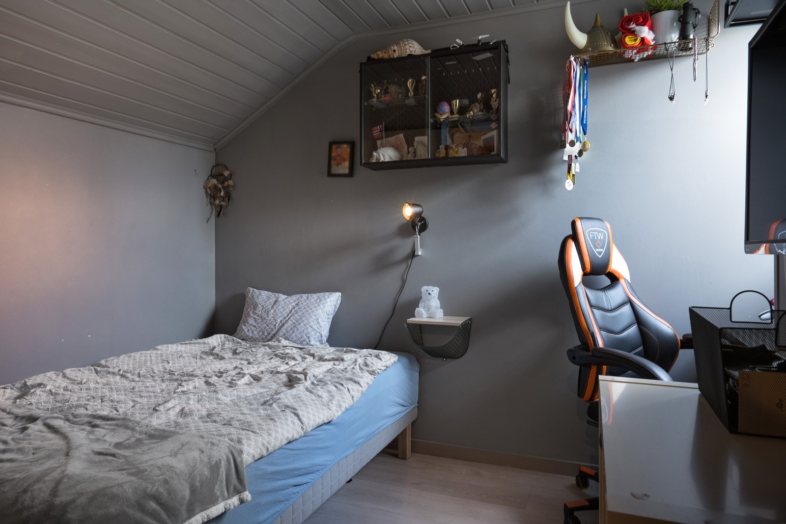 Soverom nr. 2 har også plass til dobbeltseng og skrivebord. Galleribilde