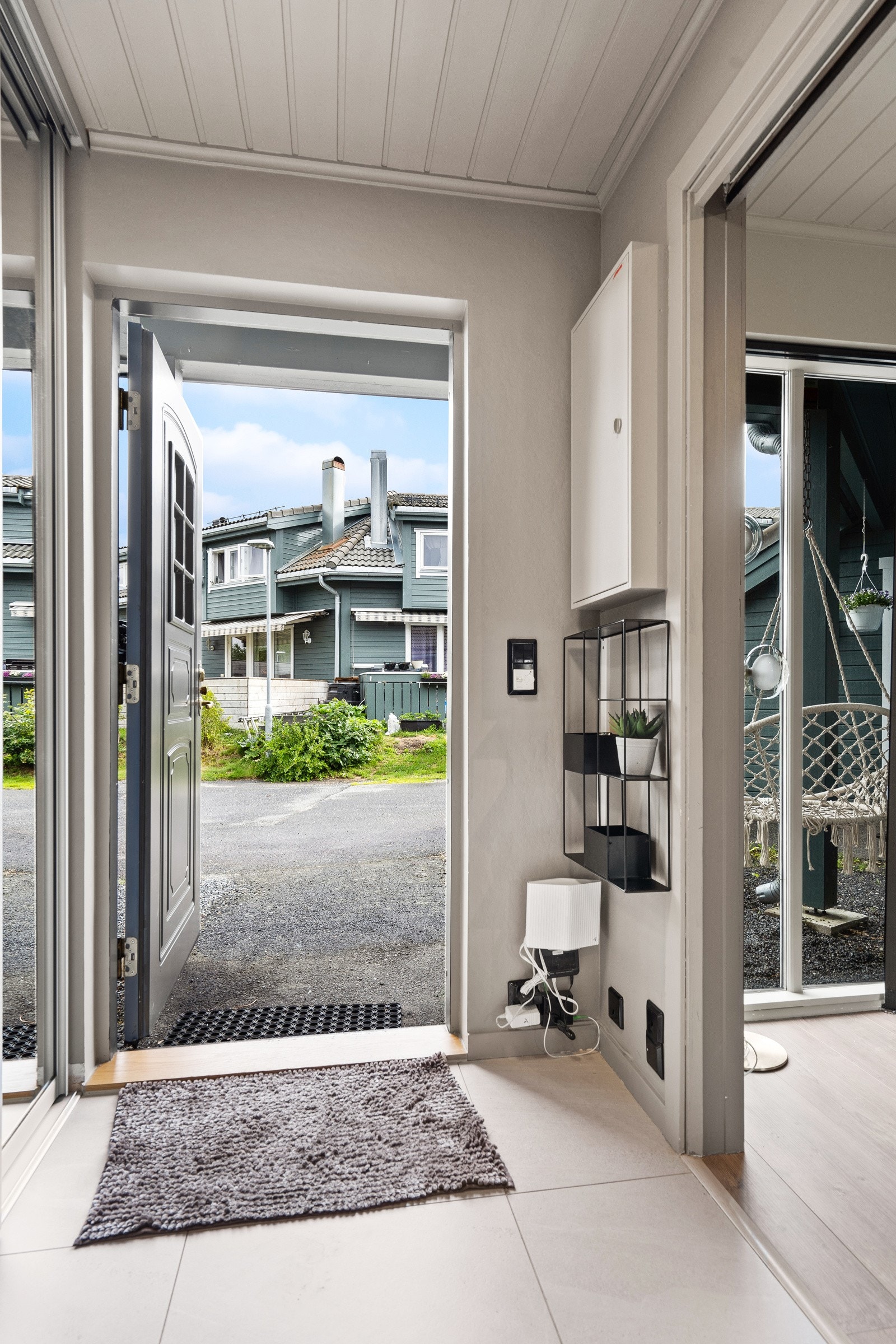 Velkommen inn i en flislagt gang/entré med gulvvarme. Galleribilde