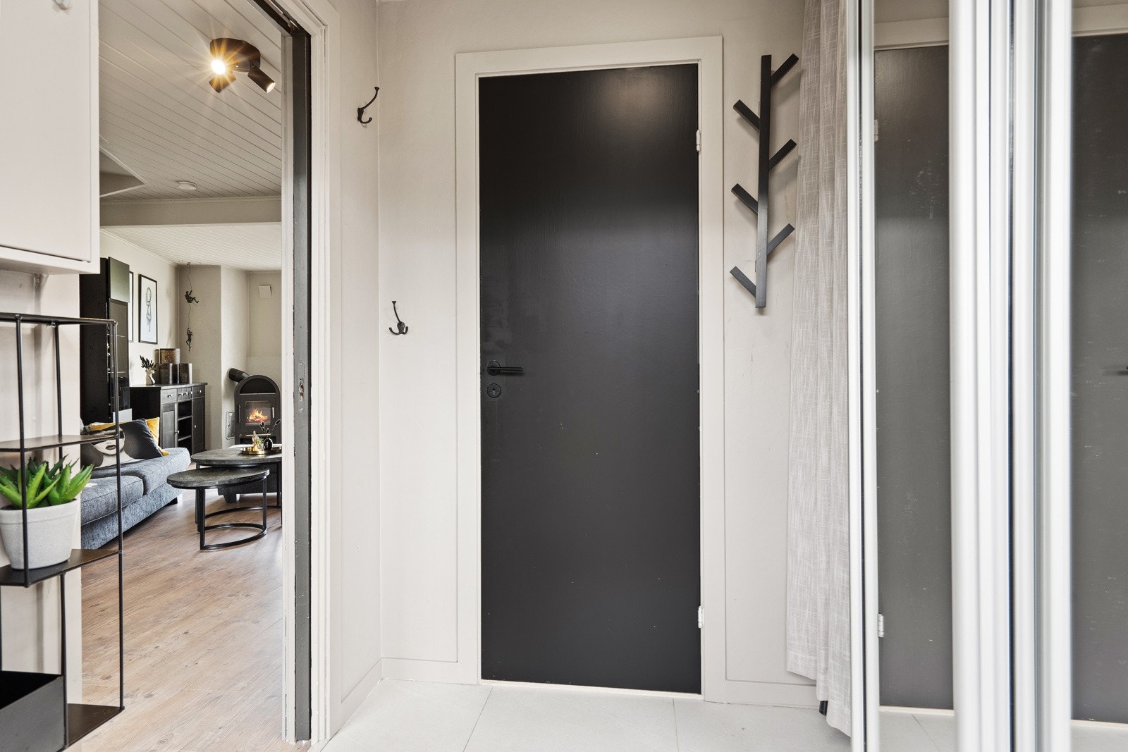 Her er det god plass til oppbevaring i skyvedørsgarderobe. Galleribilde