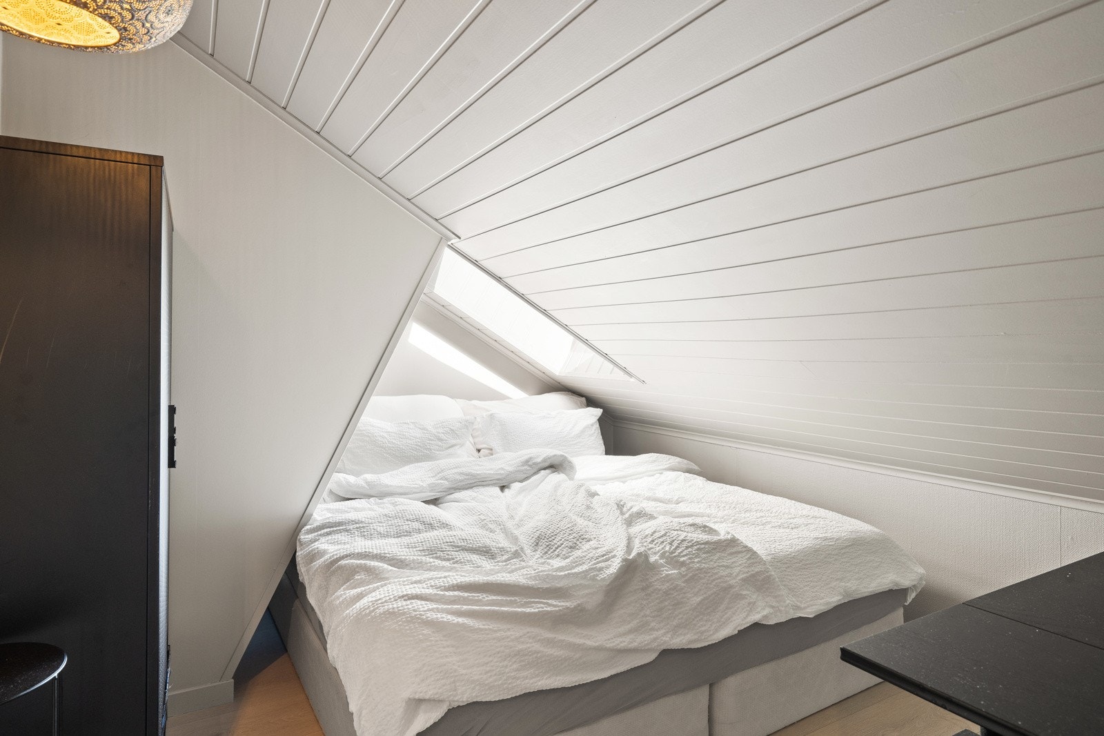 Rom benyttet som soverom. Rommet tilfredsstiller ikke krav om volum eller godkjent rømningsvei til å brukes som soverom. Galleribilde