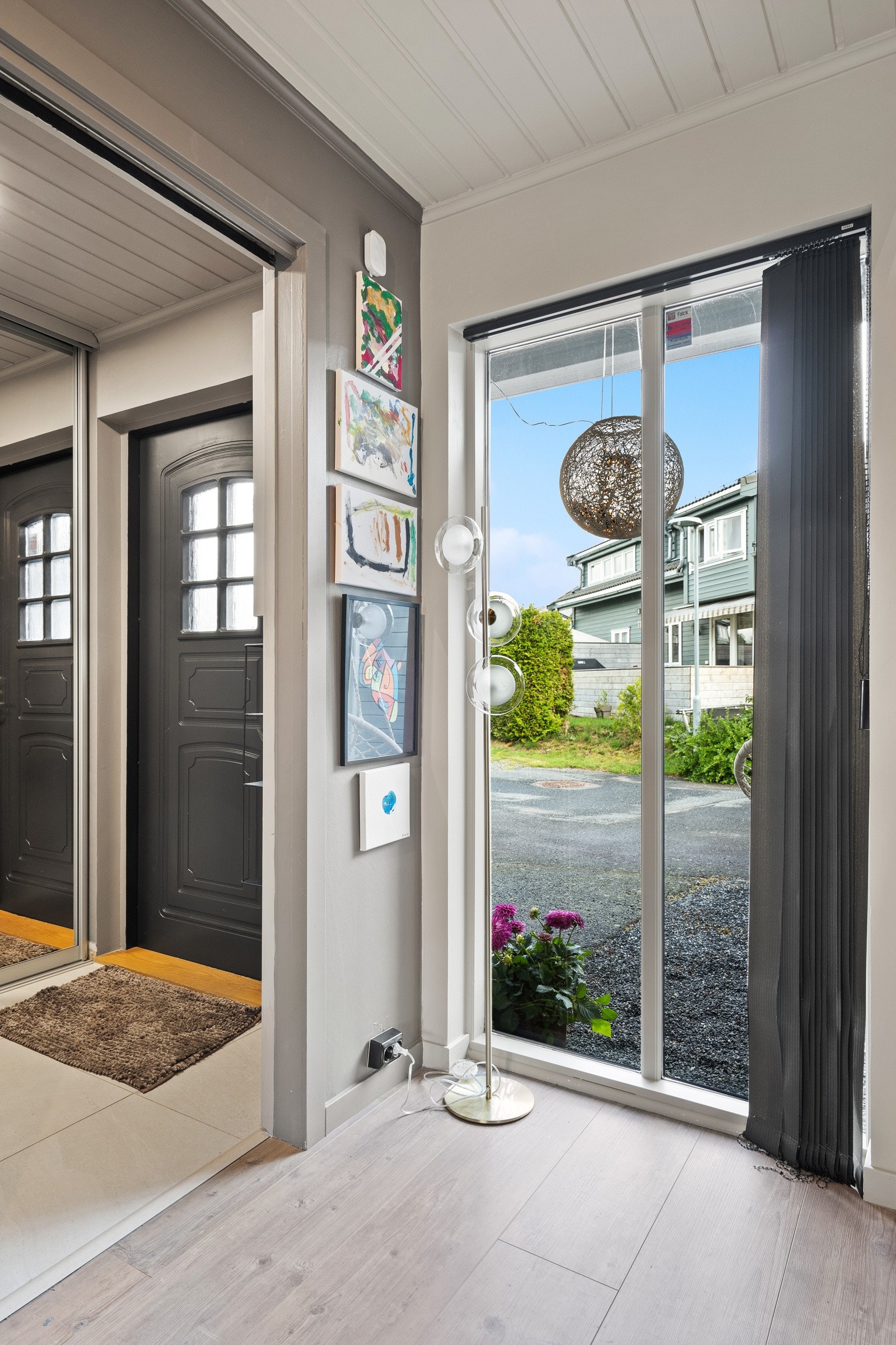 Plass til sittegruppe utenfor inngangspartiet. Galleribilde