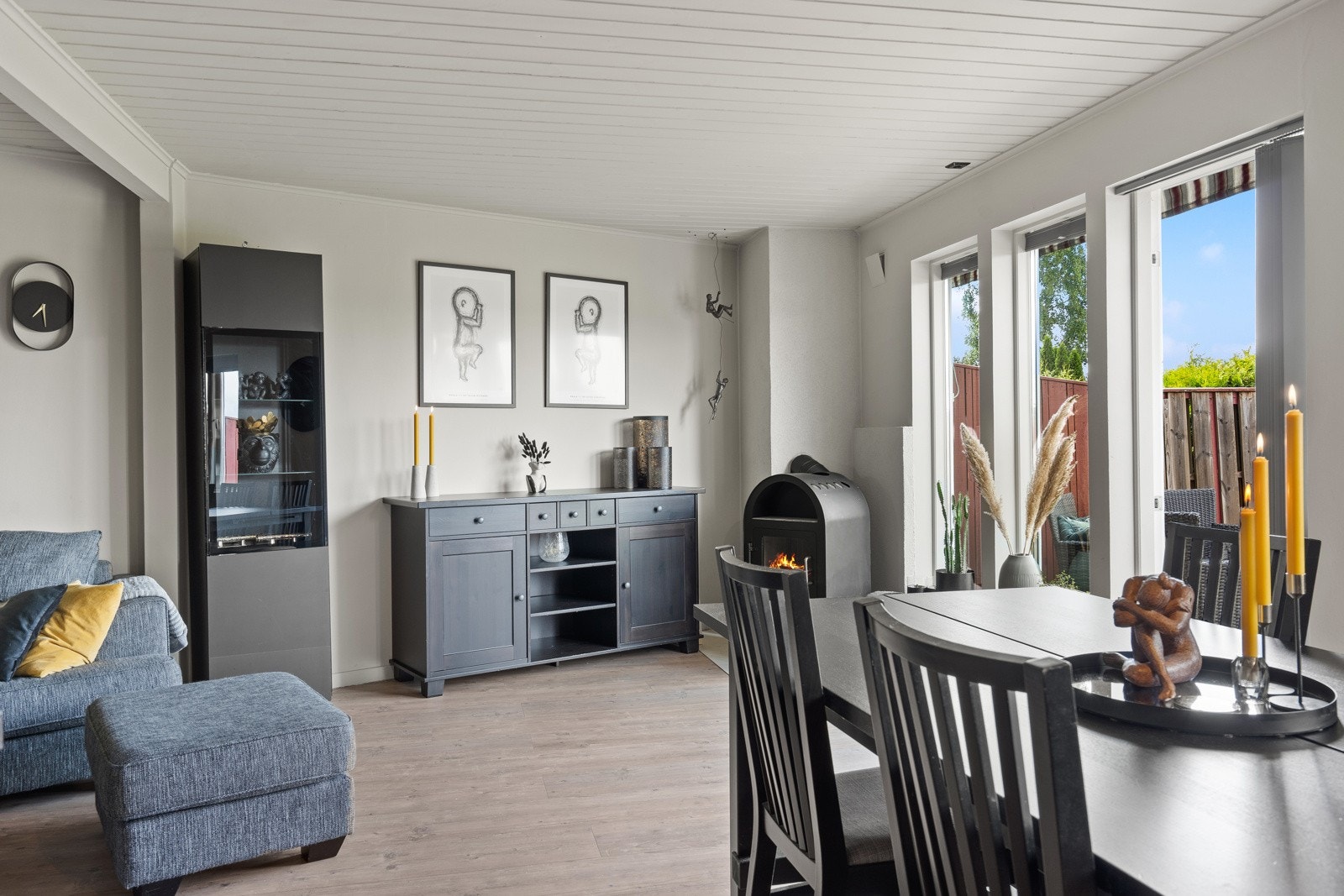 Mulighet for fyring i vedovn på kalde dager. Galleribilde