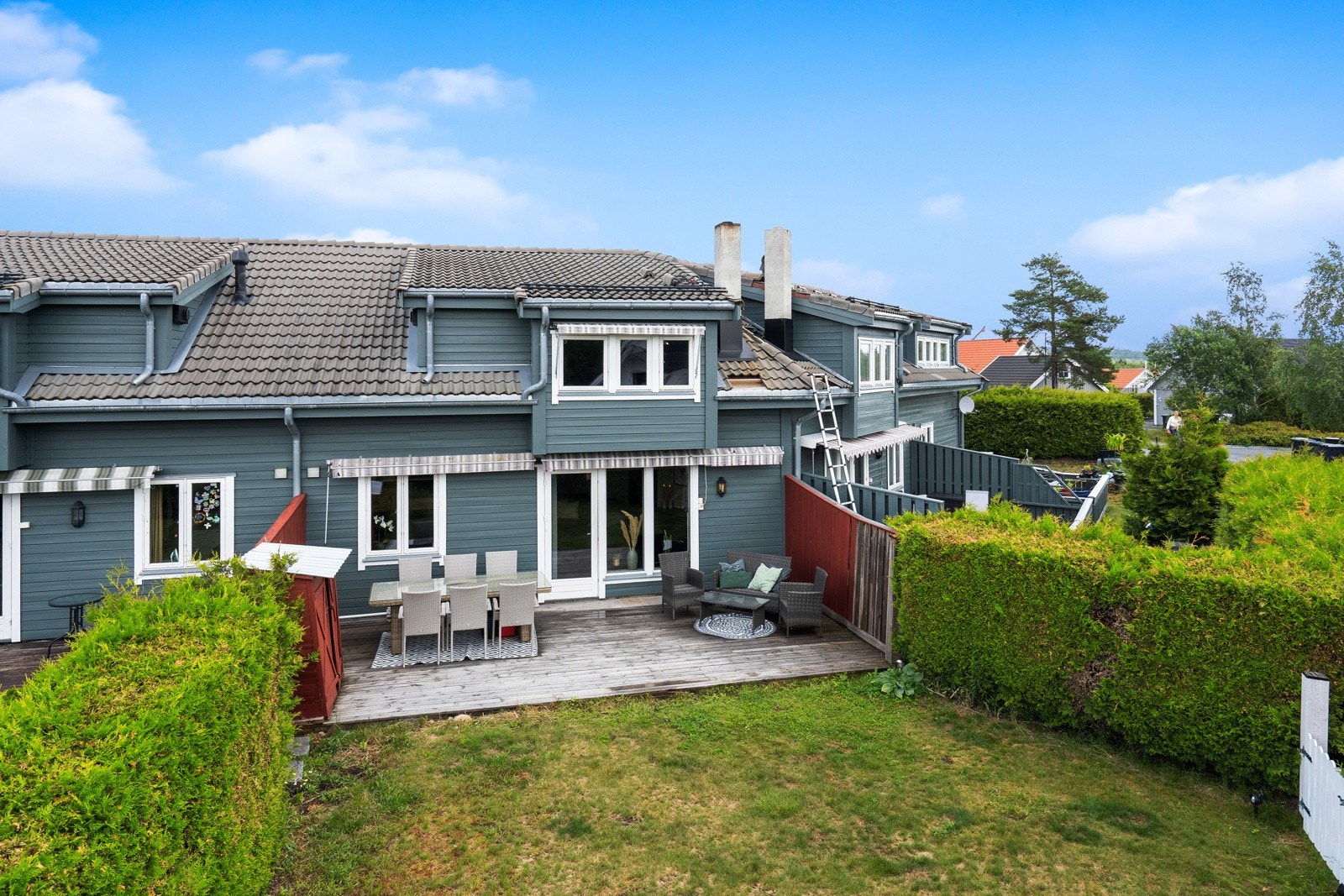 I tillegg til egen uteplass er det fellesområde med lekeapparater og utemøbler, pent opparbeidet med gress og beplantning. Galleribilde