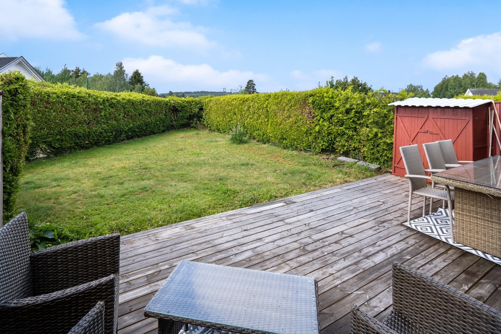 Det er også gressplen og hekk som omkranser uteområdet. Galleribilde