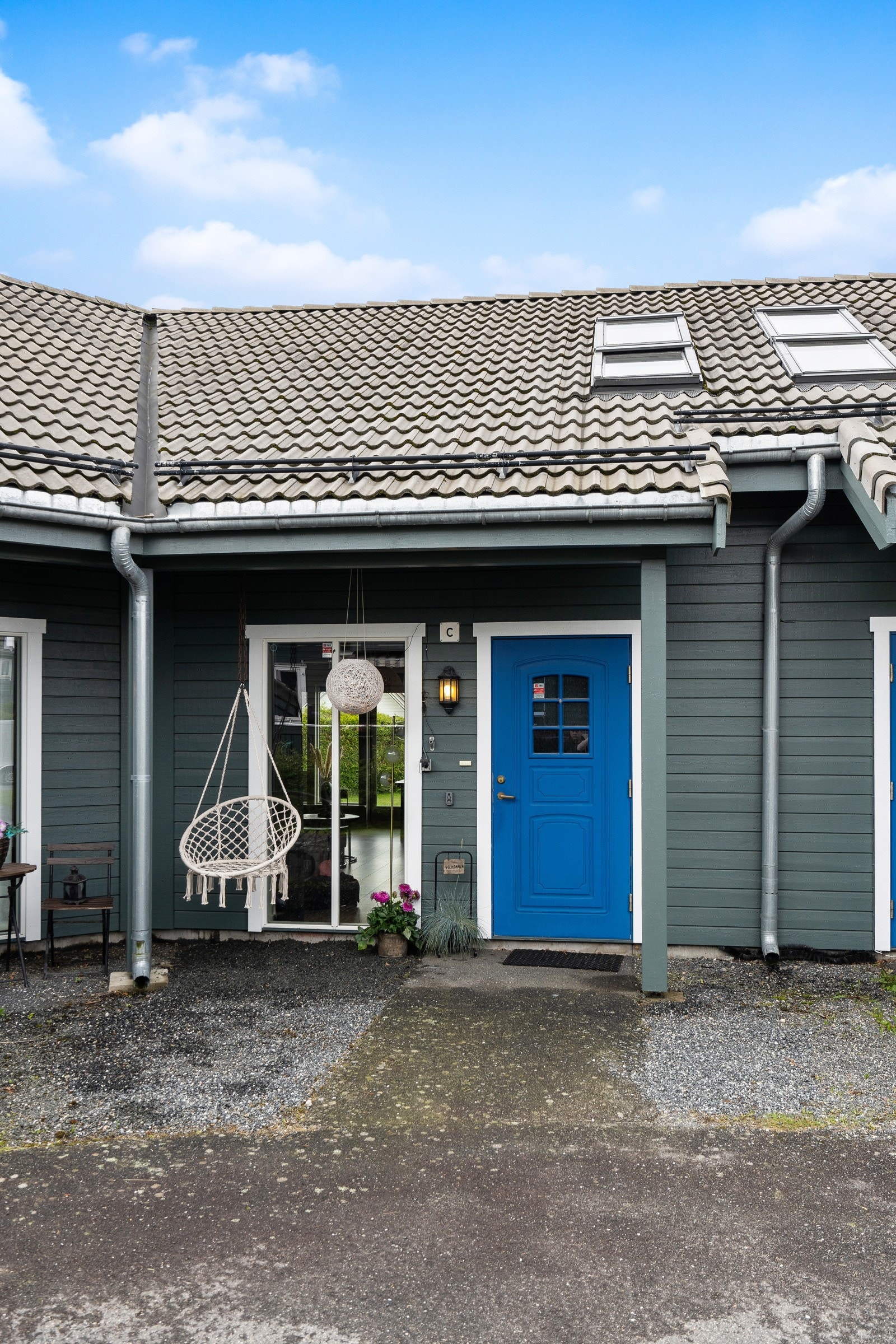 Hyggelig inngangsparti med plass til sittegruppe. Galleribilde