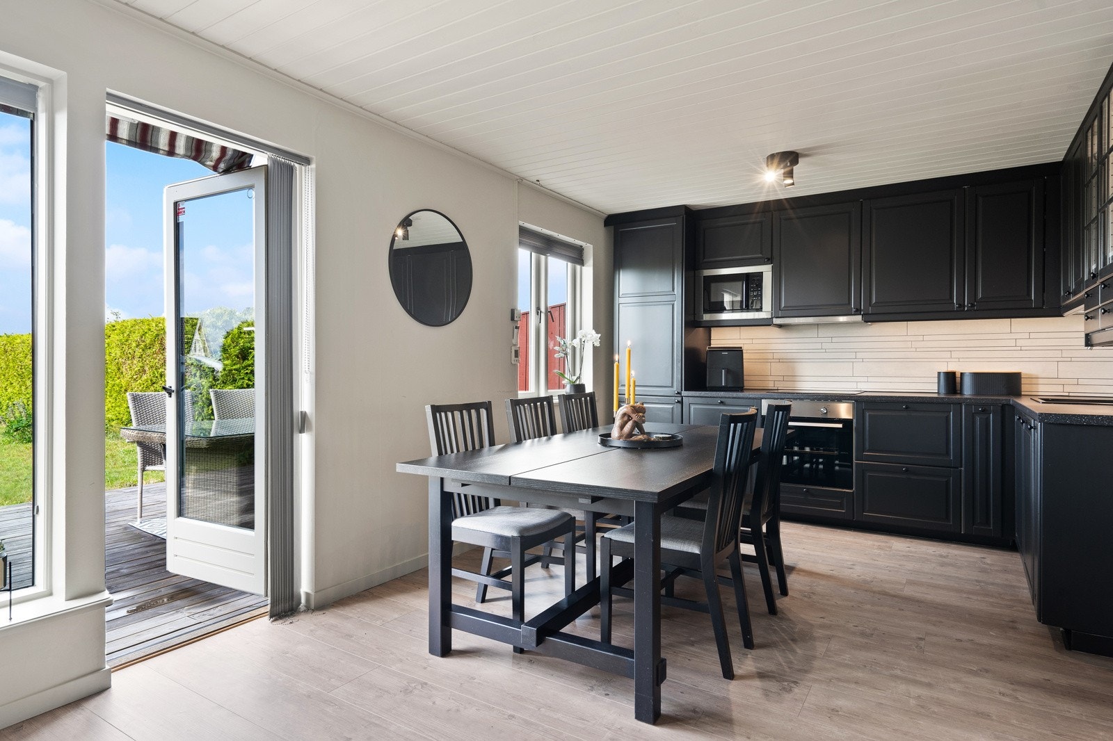 Fra stue/kjøkken er det utgang til syd-vest vendt markterrasse oppmålt til 29 m². Galleribilde