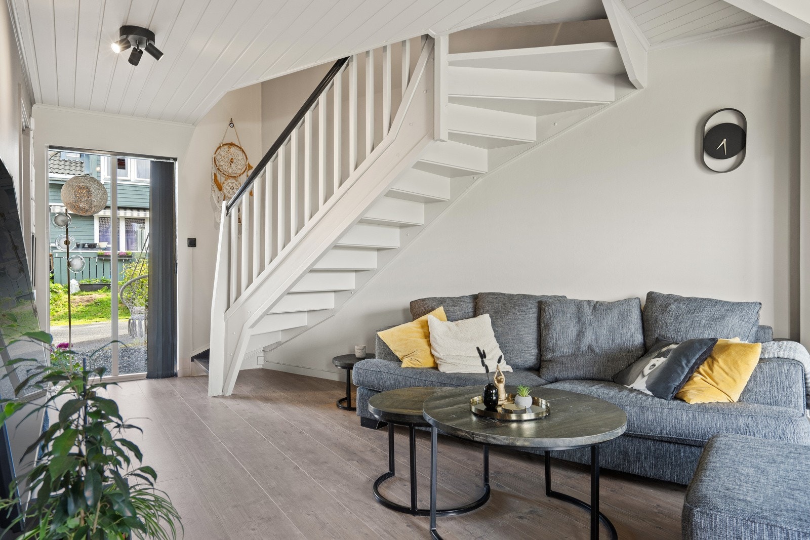 Det er varmekabler i hele 1. etasje. Forøvrig elektrisk oppvarming i kombinasjon med vedfyring i stue. Galleribilde