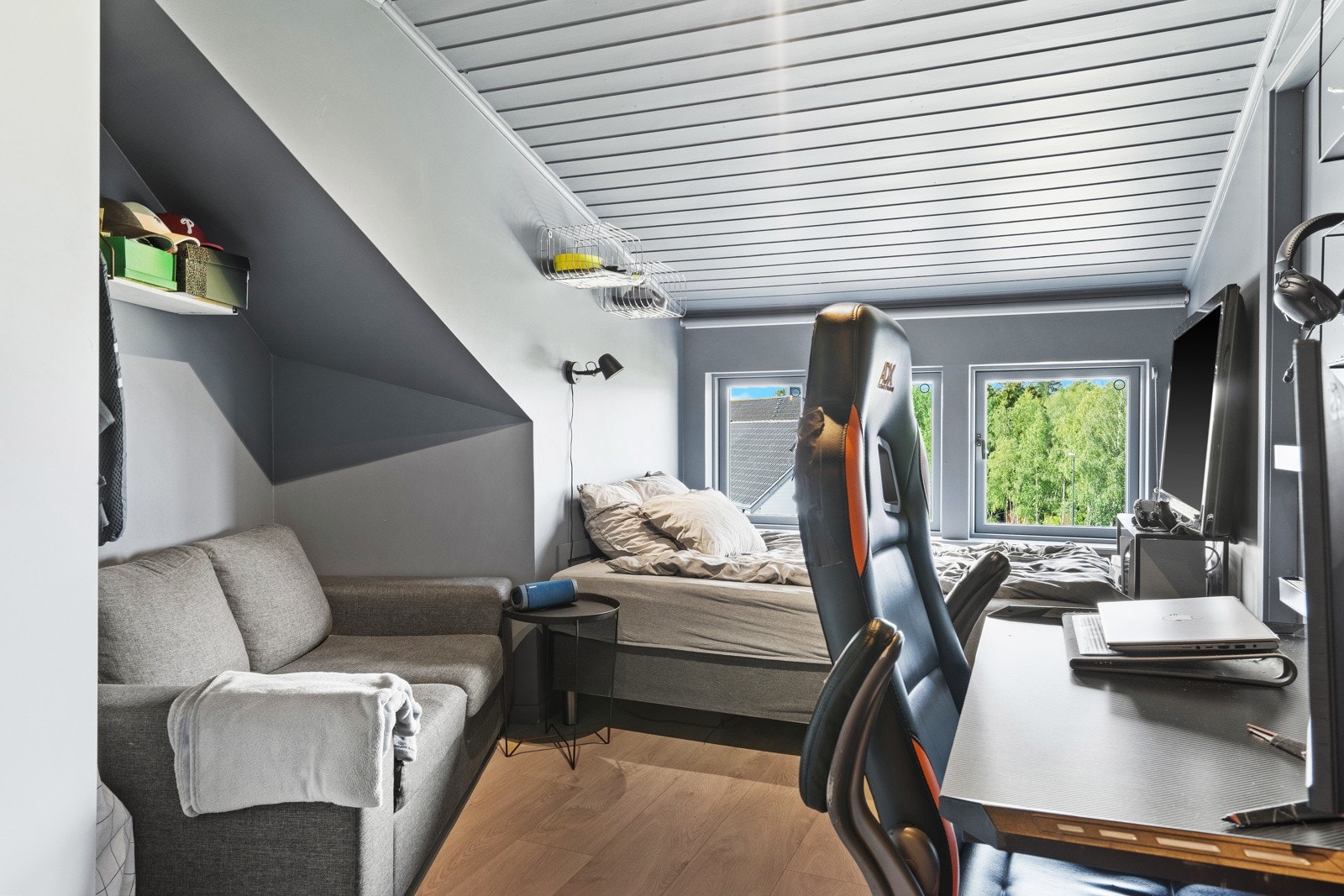 Soverom 1 med god plass til dobbeltseng og garderobeløsning. Galleribilde