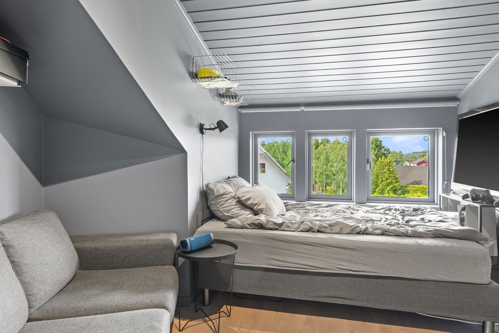 Soverom 1 med god plass til dobbeltseng og garderobeløsning. Galleribilde