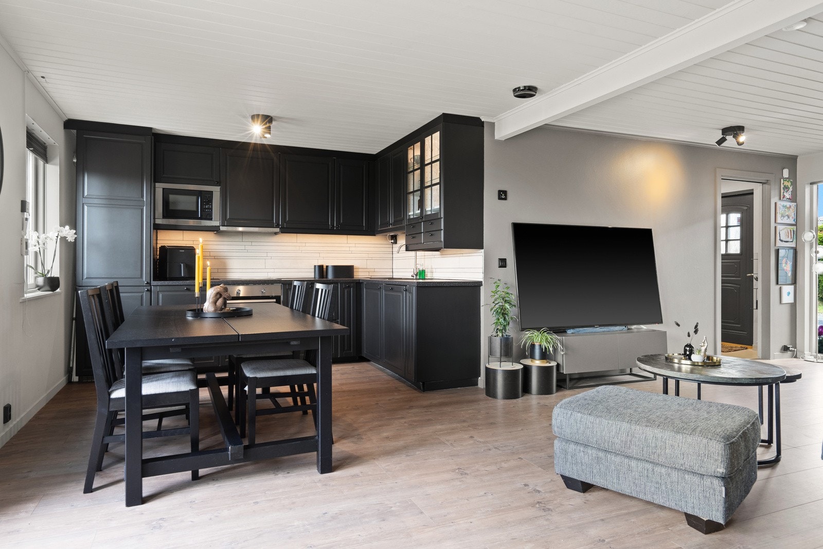 Åpen og sosial løsning med rikelig av lysinnslipp. Galleribilde