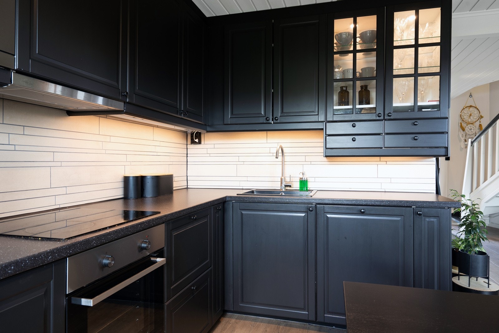 Pen kjøkkeninnredning med profilerte fronter og laminert benkeplate. Galleribilde