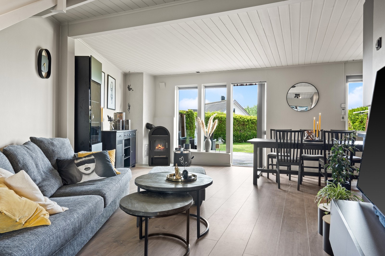 Det er åpen stue og kjøkkenløsning med god plass til stor sofagruppe og spisebord. Galleribilde