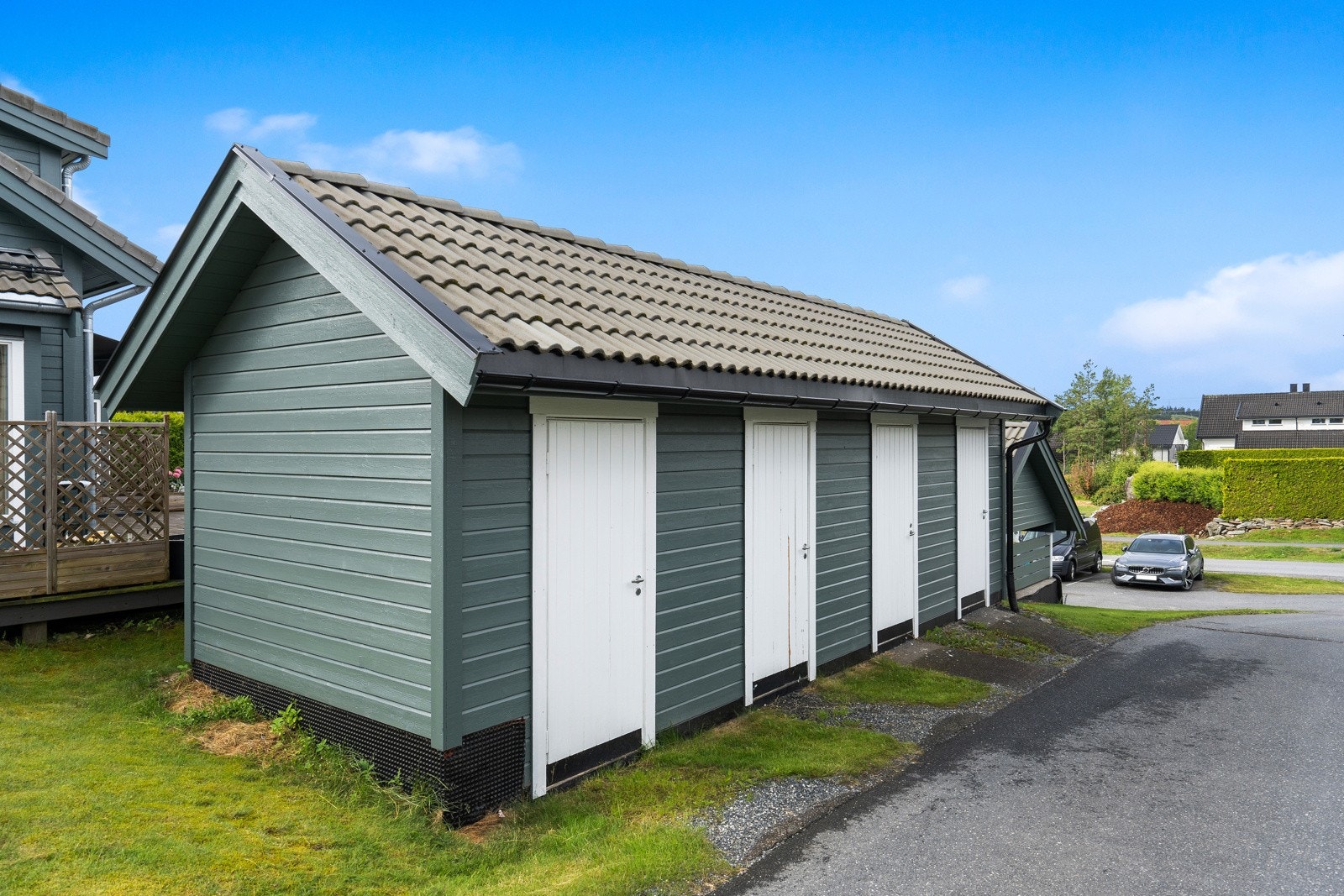 Det medfølger en bod på ca. 5 kvm i felles bodrekke like ved boligen. Galleribilde