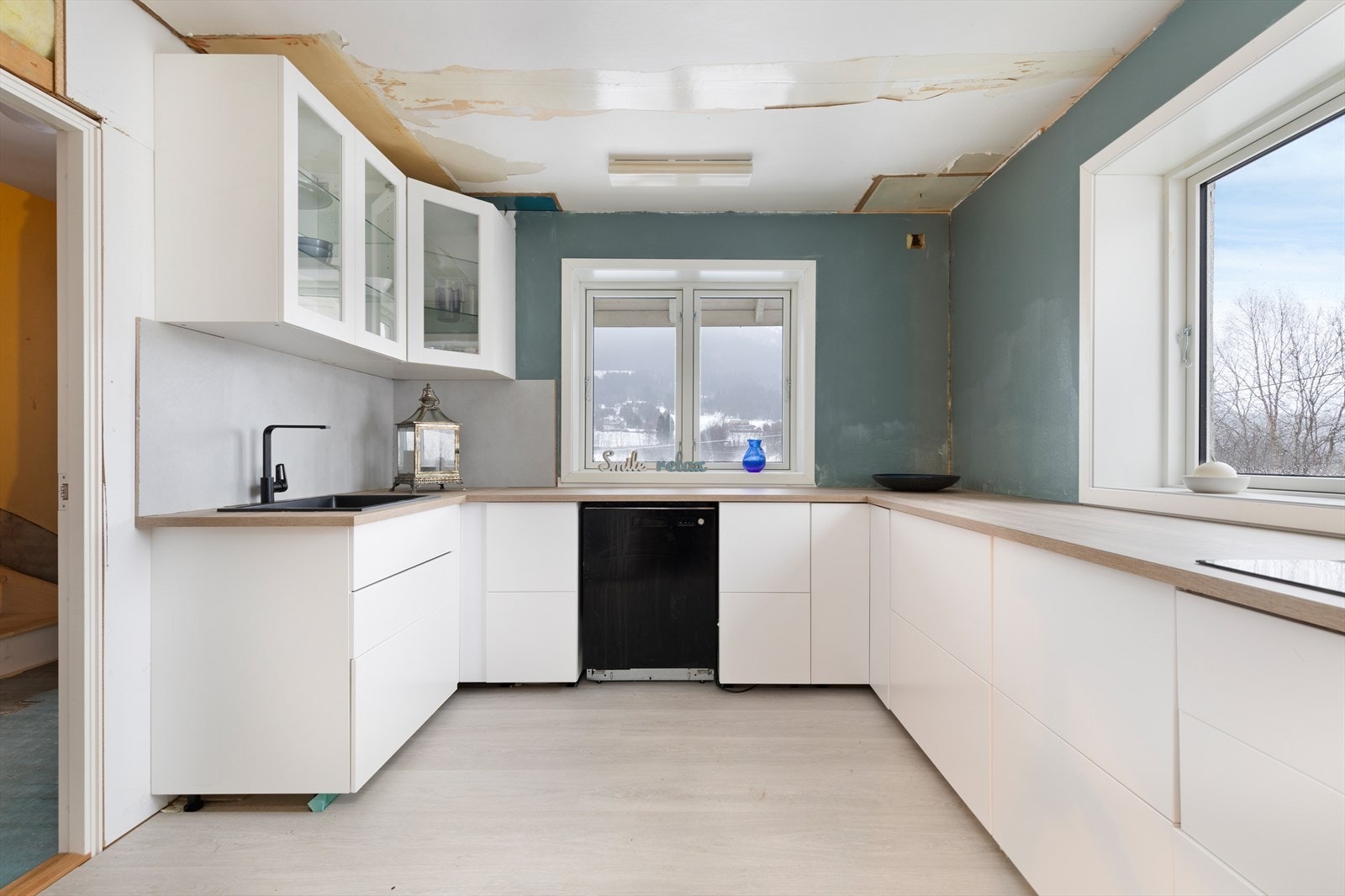 Det er satt inn et helt nytt kjøkken med delvis integrerte hvitevarer Galleribilde