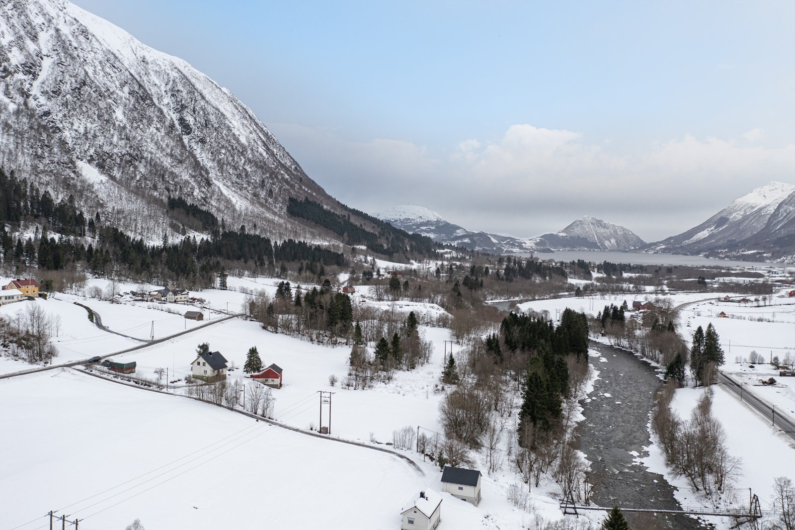 Det er jakt- og fiskerett, samt et tilhørende hyttepunkt på Melssetra Galleribilde