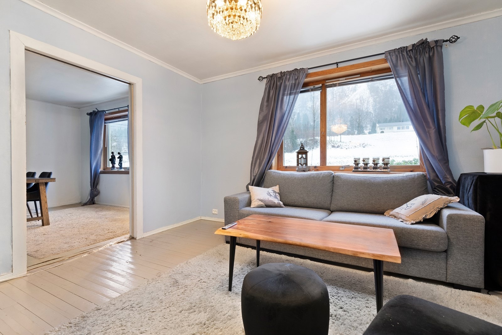 Stuen har stort vindu som slipper inn mye dagslys, nytt vindu til stue plassert i kjeller Galleribilde