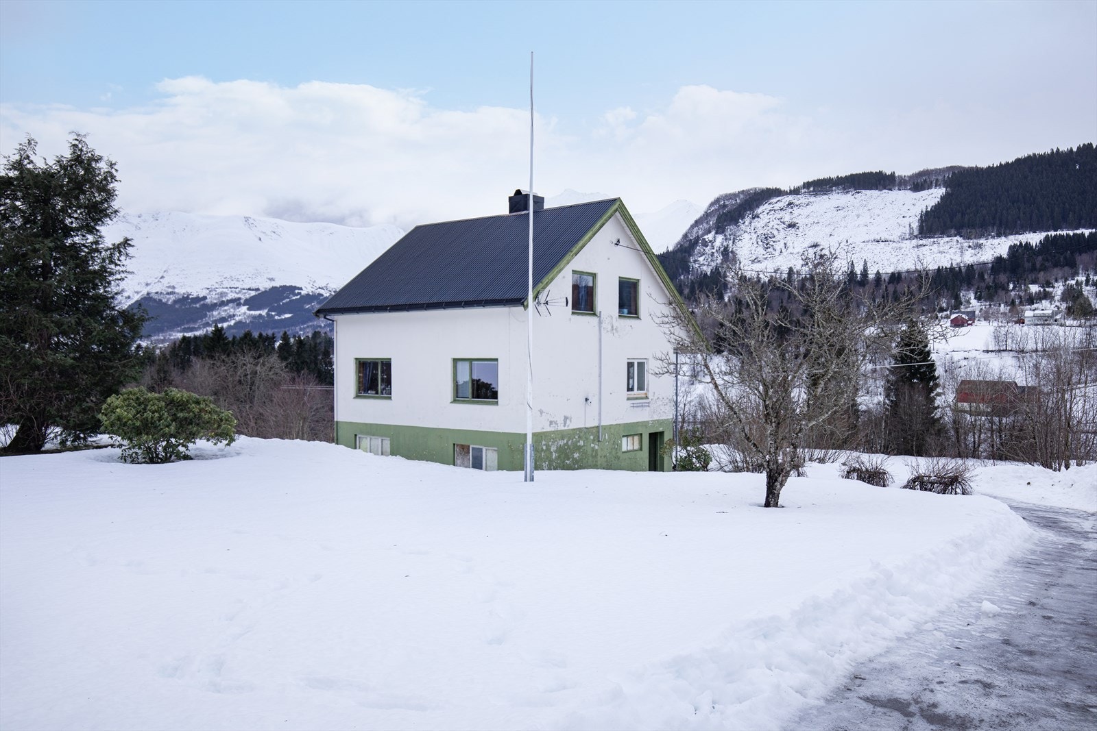 Eiendommen har enebolig, garasje og løde Galleribilde