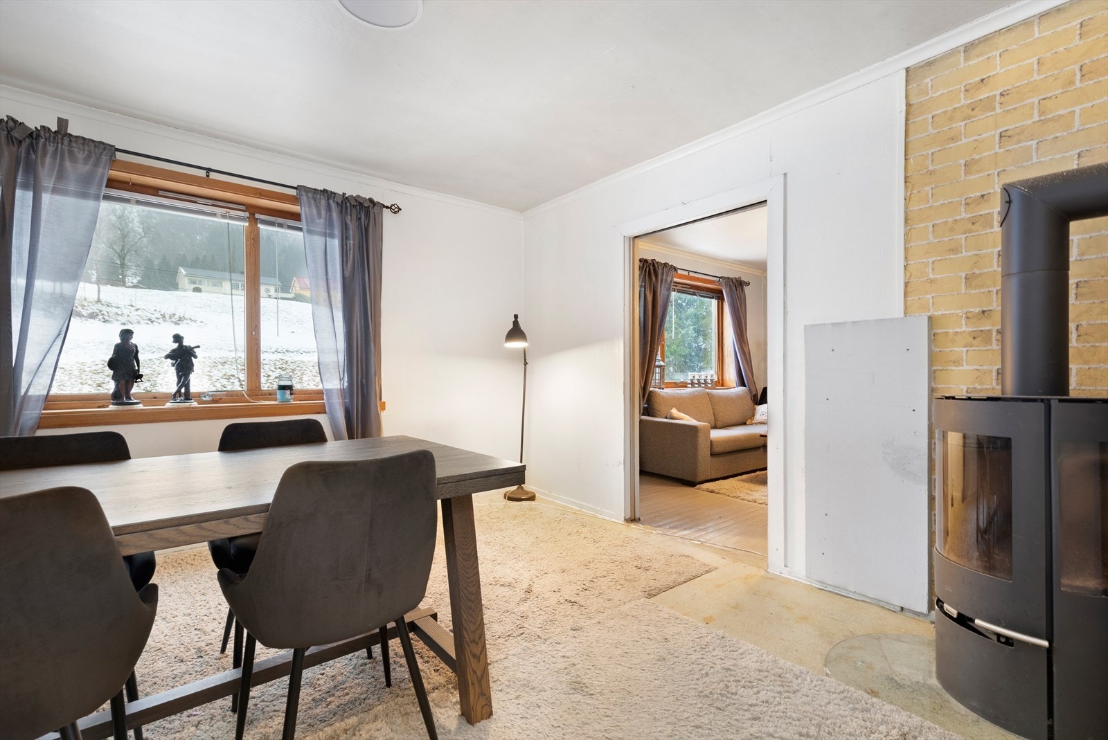 Lys og romslig spisestue med inngang fra stue Galleribilde