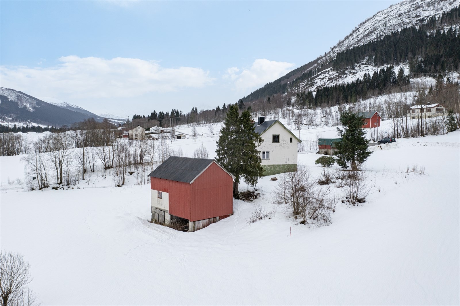 Tomten har 2 bruksnummer og er på totalt 16,5 dekar Galleribilde