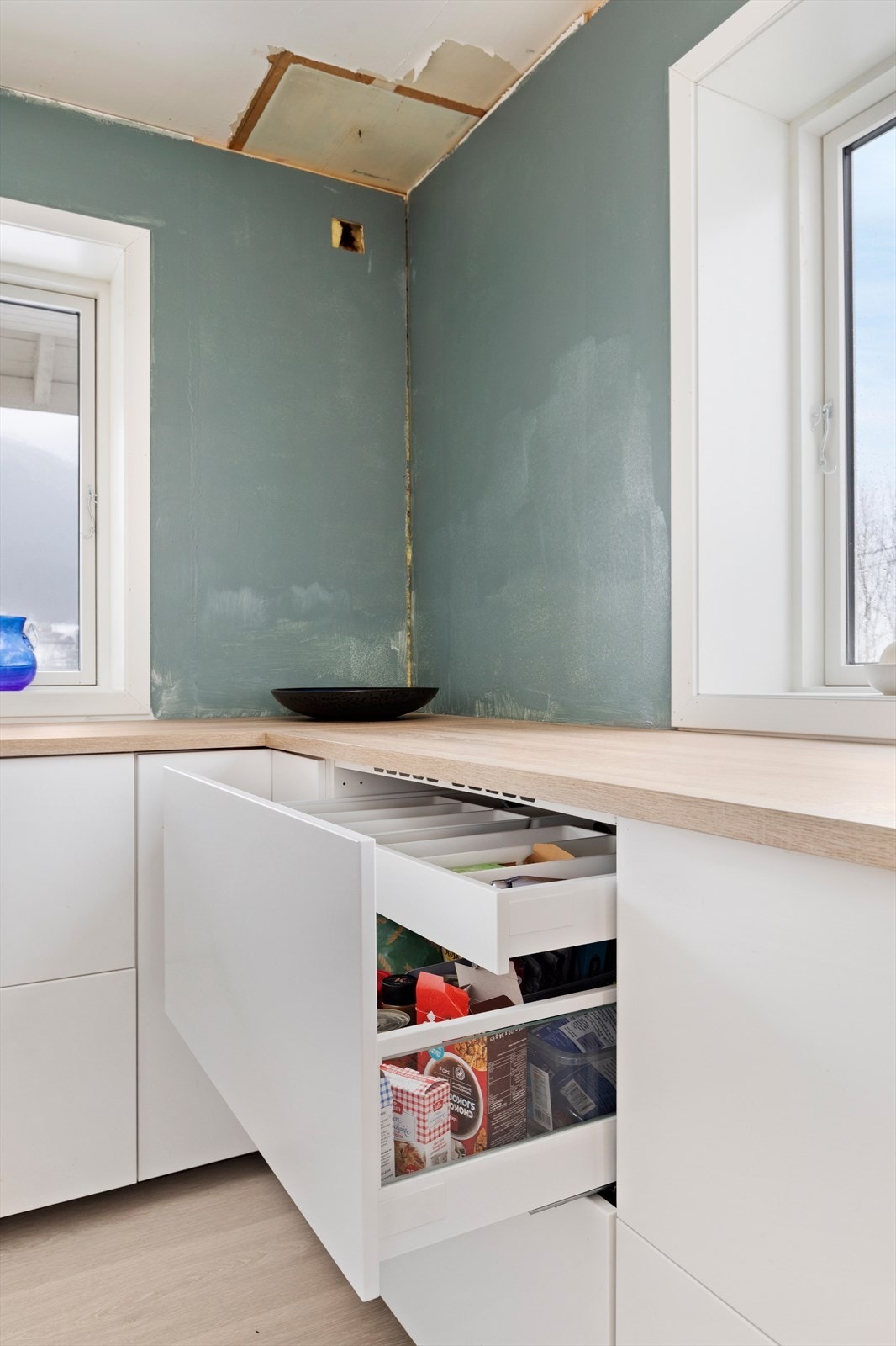 Hvit tidløs kjøkkeninnredning med smarte detaljer Galleribilde